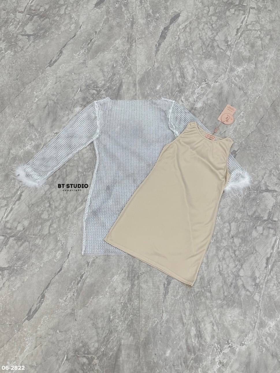 เซท 2 ชิ้น เดรสสั้นแขนยาว เนื้อผ้าตาข่ายแต่งคริสตัลเม็ดเล็ก ๆ ทุก ๆ ช่อง งานสวยม๊าก ปลายชายแขนแต่งขนฟู ๆ ทั้งสองข้าง มาพร้อมซับในสีนู๊ดแขนกุด แมทซ์กันสวย แซ๊บบ แต่ดูแพงค่ะ