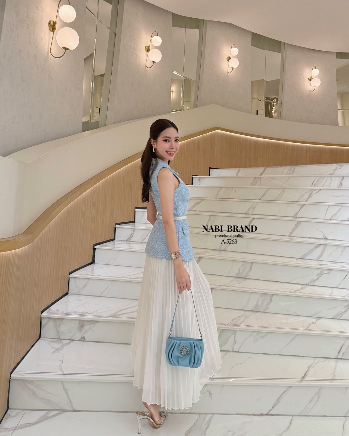 set เสื้อทวิต มาพร้อม กระโปรงยาวทรงพลีส ทรงสวยหวาน ลุค คุณหนู น่ารัก โทนสีมินิมอล เหมาะที่จะใส่ดินเนอร์หรือจะใส่ทำงานเป็นลุคที่ดูดีที่สุดโทนสีฟ้าอ่อนให้ความสบายตา