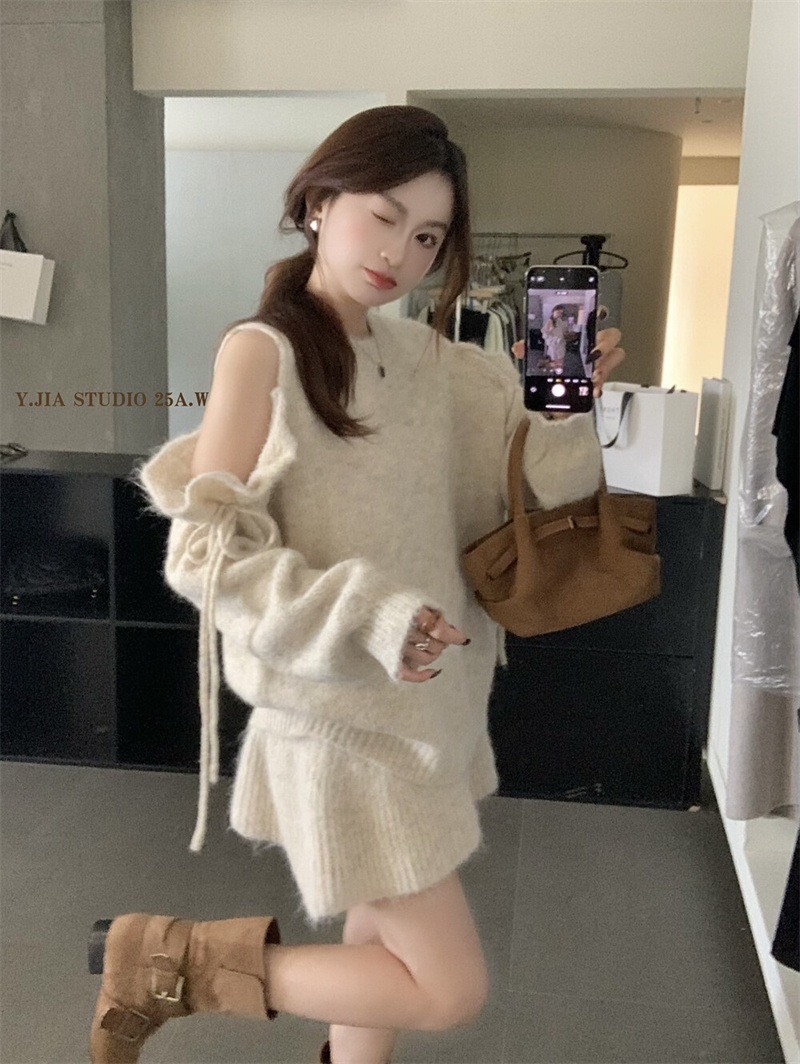 เซท2 ชิ้น เนื้อผ้าไหมพรม ขนฟูๆนิ่มๆ เสื้อแขนยาวเปิดไหล่ แต่งเชืาอผูกโบว์ มาคู่กับ กระโปรง