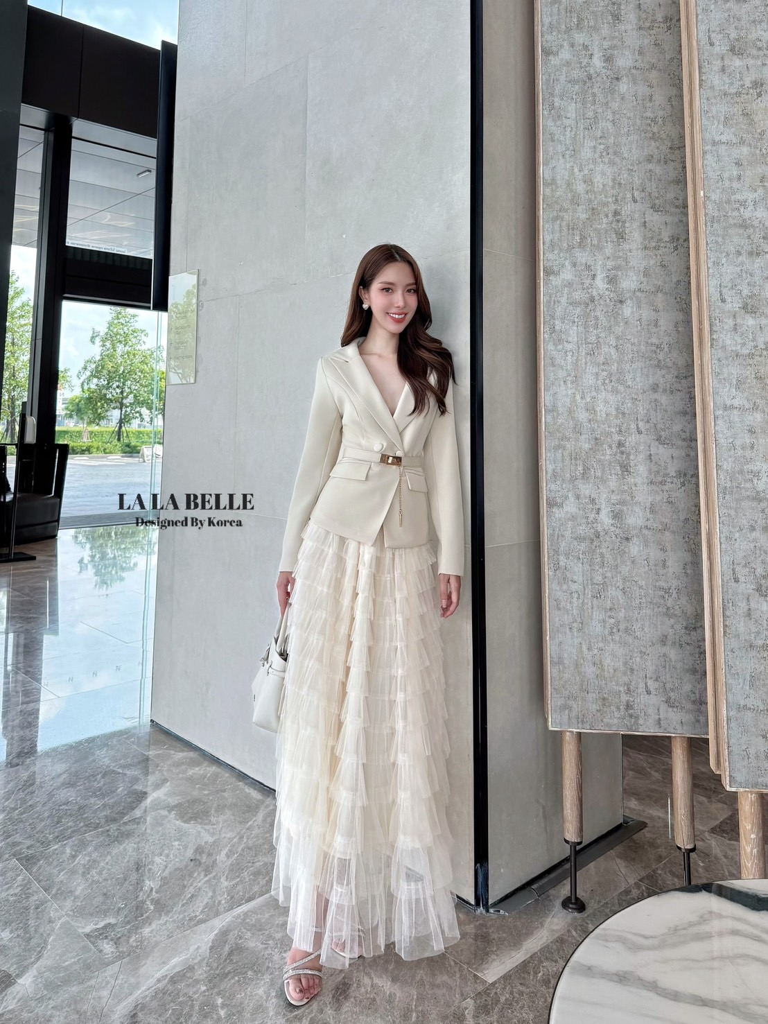 เซต3ชิ้นลุคceoสาวเรียบง่ายแต่ดูหรูเสื้อสูทแขนยาวคอปกสูทกระดุมหน้่าใส่คู่กับกระโปรงผ้าตาข่ายนิ่มๆระบายชั้นๆเย็บจีบอย่างดีมีซับในถึงปลายกระโปรงมาพร้อมเข็มขัดหนังอย่างดีเข้าชุดสวยหรูดูแพงสุดๆงานคุณภาพเกรดพรีเมี่ยม