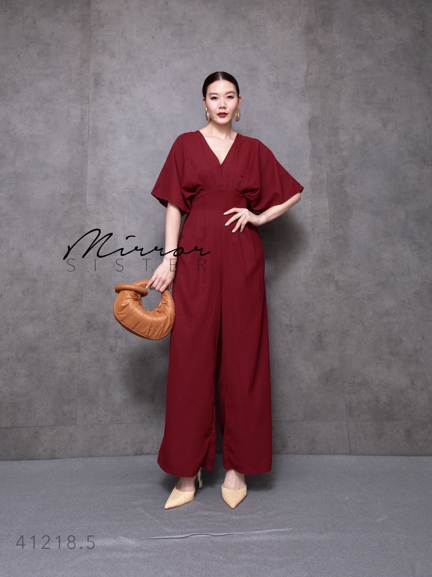 MiRRoRSiSTER's OMaZ JuMPSuiT•• ชุดกางเกงดีไซน์สวยมาก แพทเทรินดีงาม ช่วงบนเป็นคอวีVทรงค้างคาวจับdrap ช่วงเอวเข้ารูปแต่งขอบโค้งโอบิใหญ่ ด้านหลังยืดสม็อค ช่วงล่างกางเกงทรงกระบอกสวยใส่แล้วดูผอมสูง มีกระเป๋าล้วงได้2ข้างลำตัว เนื้อผ้าดีใส่สบายรีดง่ายใส่สวย