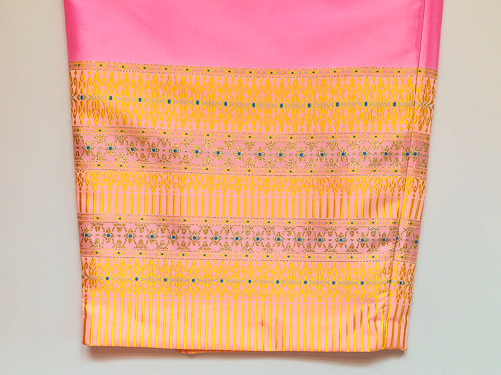 ผ้าถุงไหมสำเร็จรูป (สีชมพู) งานตัดเย็บประณีต อัดผ้ากาวตามสีของผ้าถุง เนื้องานดีเกรด A (รอบเอว 28 นิ้ว)