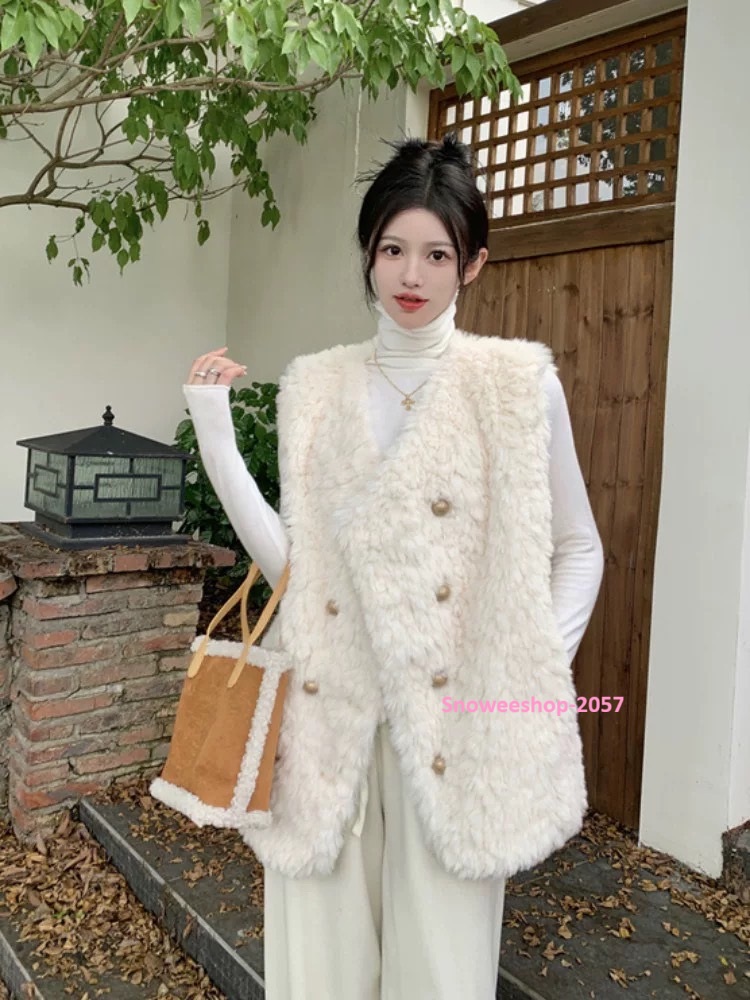 หนาวนี้ขอความเก๋แบบไม่ธรรมดา เสื้อกั๊กขนแกะสุดชิค ใส่แล้วดูแพง อุ่นกำลังดี ไม่เทอะทะ คลุมง่าย แมทช์กับอะไรก็สวย มี 2 เฉดสีสุดคลาสสิค ใส่ไปเที่ยวเมืองหนาวก็ดูมีสไตล์ ใส่ในเมืองก็เก๋ไม่แพ้กัน