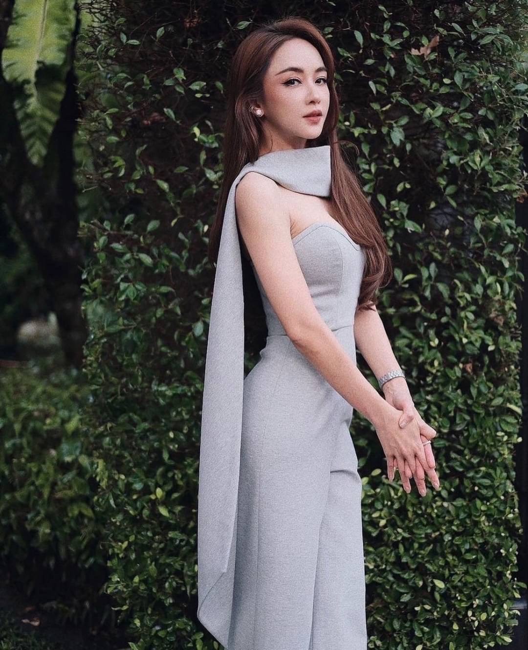 จั้มสูทเกาะอกขายาวสีเทา มาคูทกับผ้าพาดคอสายตา หรู สวย ดูแพงมากกกกกกกกกค่าสาวๆ ถ่ายรูปดีมาก ปังปุริเย้แน่นอนค่า