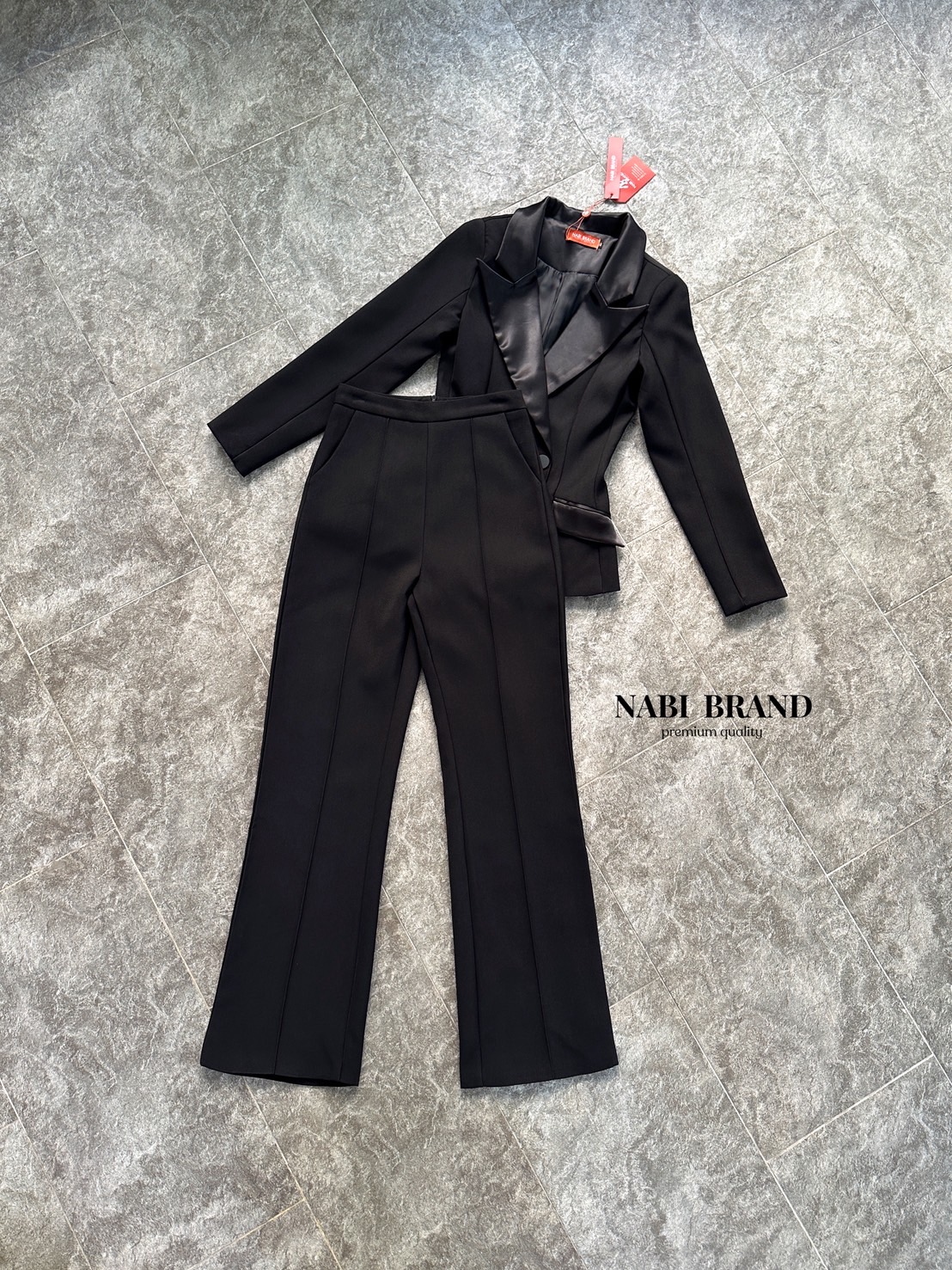 setsuit เสื้อ+กางเกง เป็นอีกรุ่นที่แนะนำมาก ใส่ออกมาดูผอม สมาร์ทผู้ดีสุด รุ่นนี้ใช้ผ้าทอพิเศษ ไม่ยับง่าย Texture ของผ้าคือมีความหรูหรามากกก ตัวเสื้อออกแบบให้มีกระดุมปั้มผ้าเดียวกับสูท 1 เม็ดติดได้จริง กระเป๋าจริง ##สูทสีดำ #สูทสีดำออกงาน #สูทสีดำใส่ทำงาน