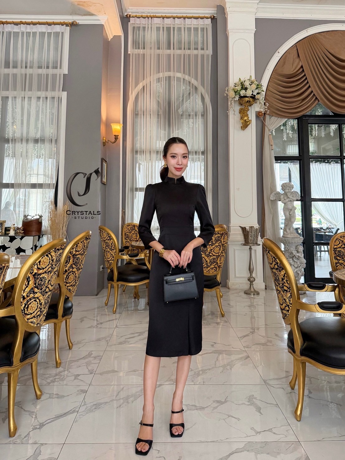 เดรสสีดำ ดีไซน์เรียบหรู เสริมความสวยงามด้วยทรงคอจีน แขนยาวทรงสุภาพ รุ่นนี้ตัดเย็บเข้ารูป ช่วยให้สวมใส่แล้วดูหุ่นเพรียว เหมาะสำหรับใส่งานพิธีการต่างๆ แนะนำให้มีติดตู้ไว้เลยค่าาส