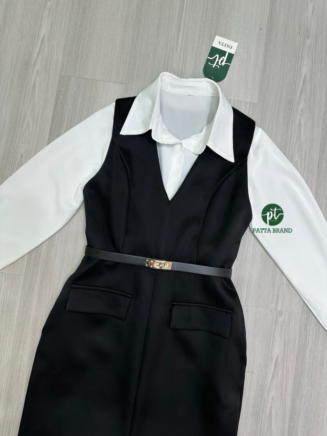 Set 2 ชิ้น เสื้อเชิ้ตสีขาวแขนยาวทรพอดีตัวมีกระดุมด้านหน้าใช้งานได้จริง มาพร้อมกับเดรสยาวสีดำคอวีลึกแขนกุดทรงพอดีตัว ( ไม่เสริมฟองน้ำ มีซิปหลังอย่างดี ) ช่วงกระโปรงทรงตรงยาวผ่าด้านหน้า มีกระเป๋า2ข้างล้วงได้ ด้านหน้าแต่งปกกระเป๋าหลอกเก๋ๆ และยังมีเข็มขัดหนัง