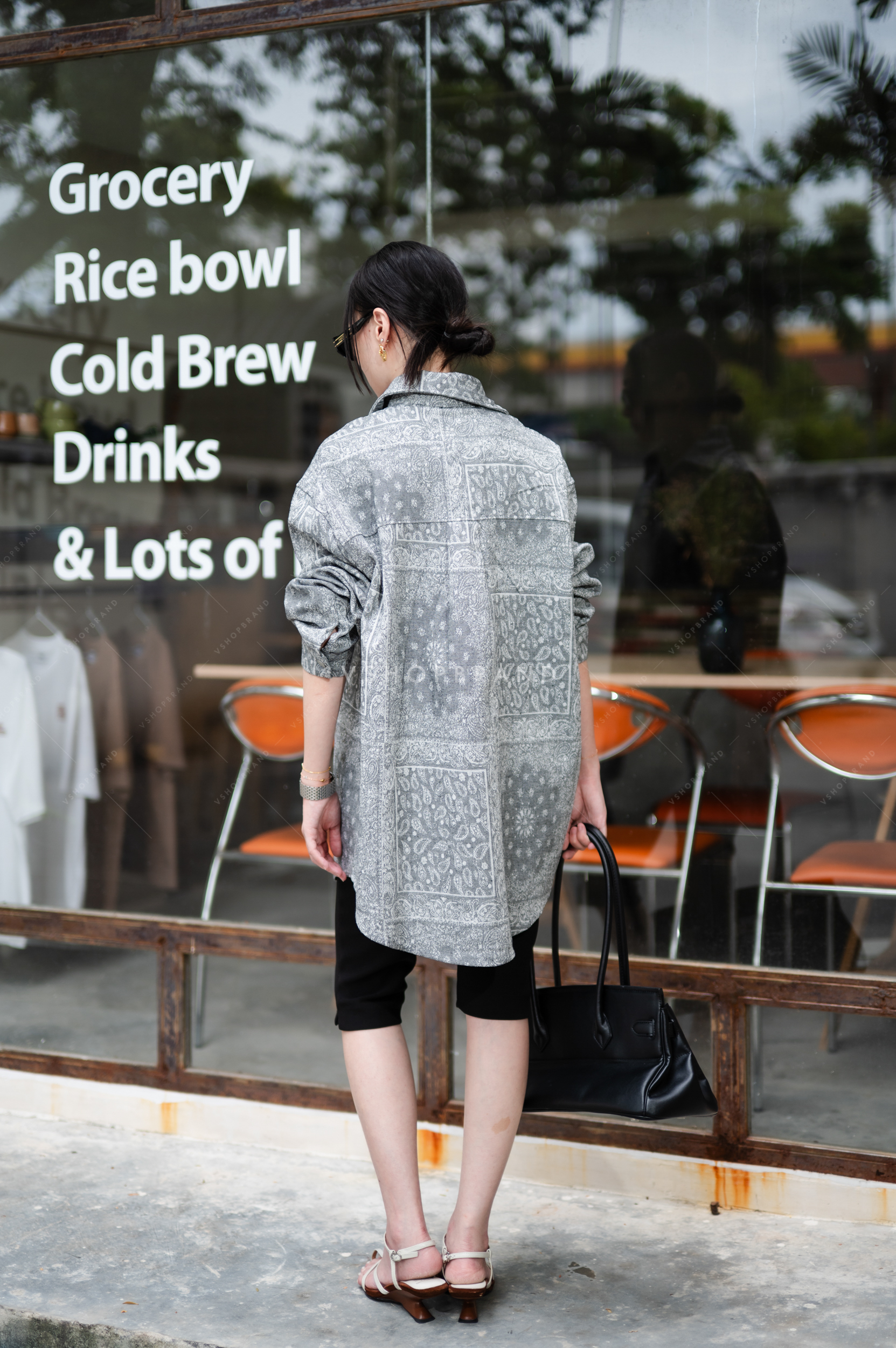 เสื้อแขนยาวลายนํ้าติดเพชร