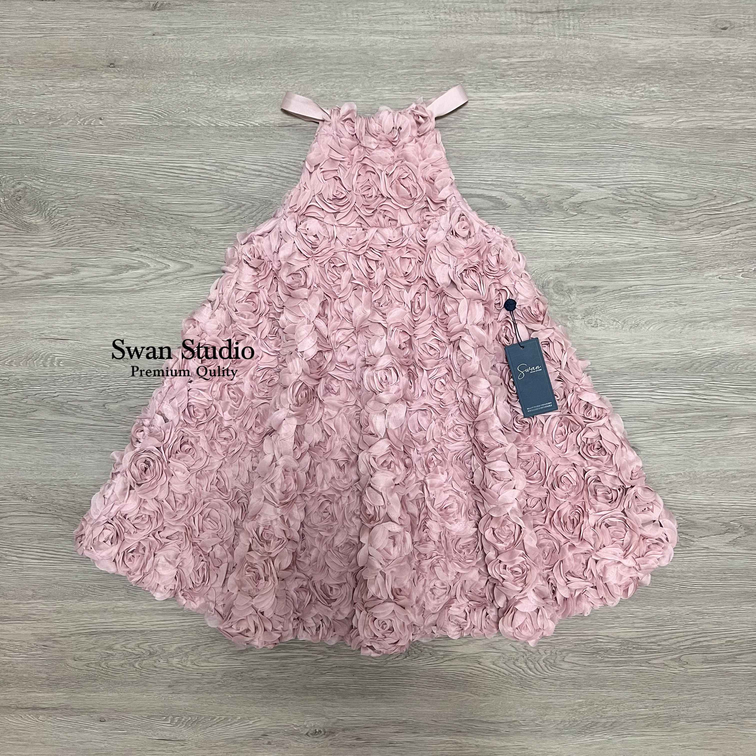 เดรสดอกไม้ 3D สีชมพูตุ่นๆ สวยกำลังดี ไม่หวานเกินไป ดูเป็นผู้ดี รุ่นนี้ทางเราสั่งทอใหม่ให้ดอกแน่นๆชิดๆ รับรองว่าสวยสมราคา ช่วงคอแต่งด้วยสายริบบิ้น เริ่มผูกด้านหลัง