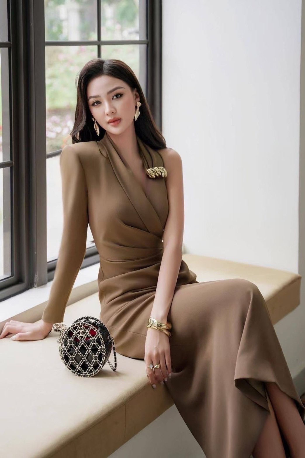 เดรสตัวยาวแต่งแขนยาวข้างนึง มาในโทนน้ำตาลแต่งอะไหล่ทอง สวย หรู ดูแพง ใส่vacayถ่ายรูปกับแก๊งค์เพื่อนๆไม่มีผิดหวังเลยค่า ห้ามพลาดเลยน้าตัวนี้