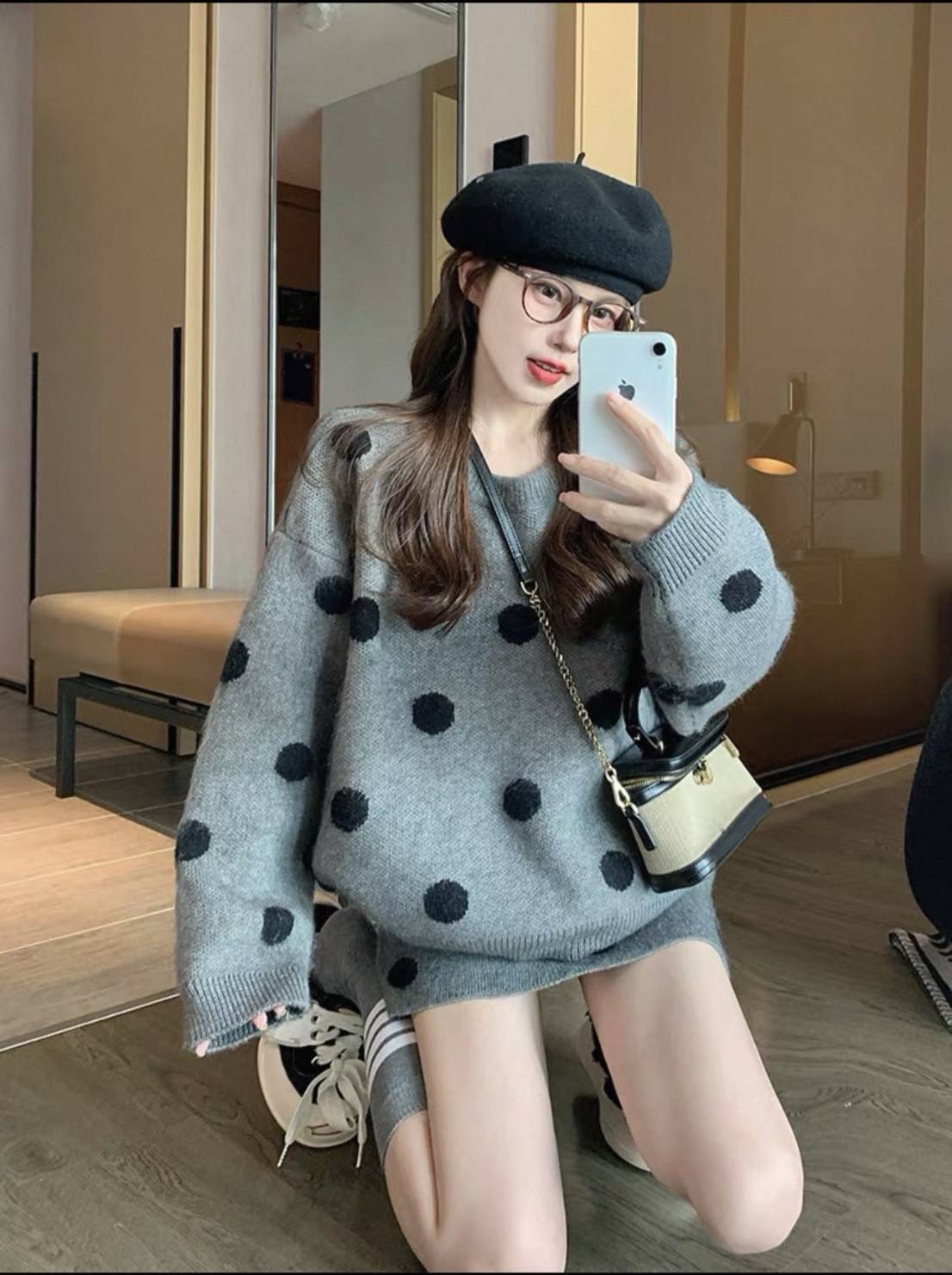 Set 2 ชิ้น ไหมพรมขนฟูลายจุด เสื้อโอเวอร์ไซส์ แมทช์คู่กับกระโปรงสั้นน่ารักมากค่ะ