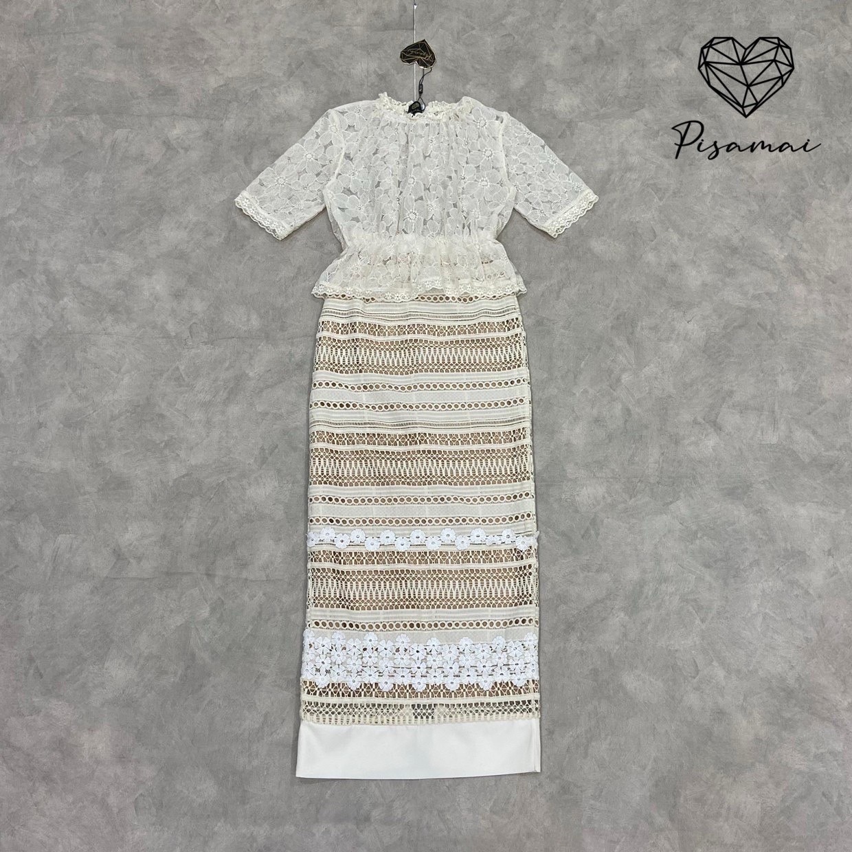 เซ็ตเสื้อลูกไม้ฉลุสีครีม มาคู่กับกระโปรงลูกไม้ผ้าถุงตัวยาว แพทเทิ้นสวยมากค่า สวยหรู ดูแพงมากๆค่ารุ่นนี้ไม่มีผิดหวังแน่นอน ใส่vacayถ่ายรูปกับแก๊งค์เพื่อนๆไม่มีผิดหวังเลยค่า ห้ามพลาดเลยน้าตัวนี้