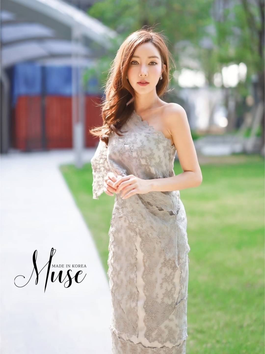 เซ็ตเสื้อลูกไม้ทรงสะพายไหล่ทรงเฉียง ใส่คู่กับกระโปรงเอวสูง ตัวผ้าเป็นผ้าลูกไม้อย่างดี บอกเลยว่าสวยแพงมากๆ