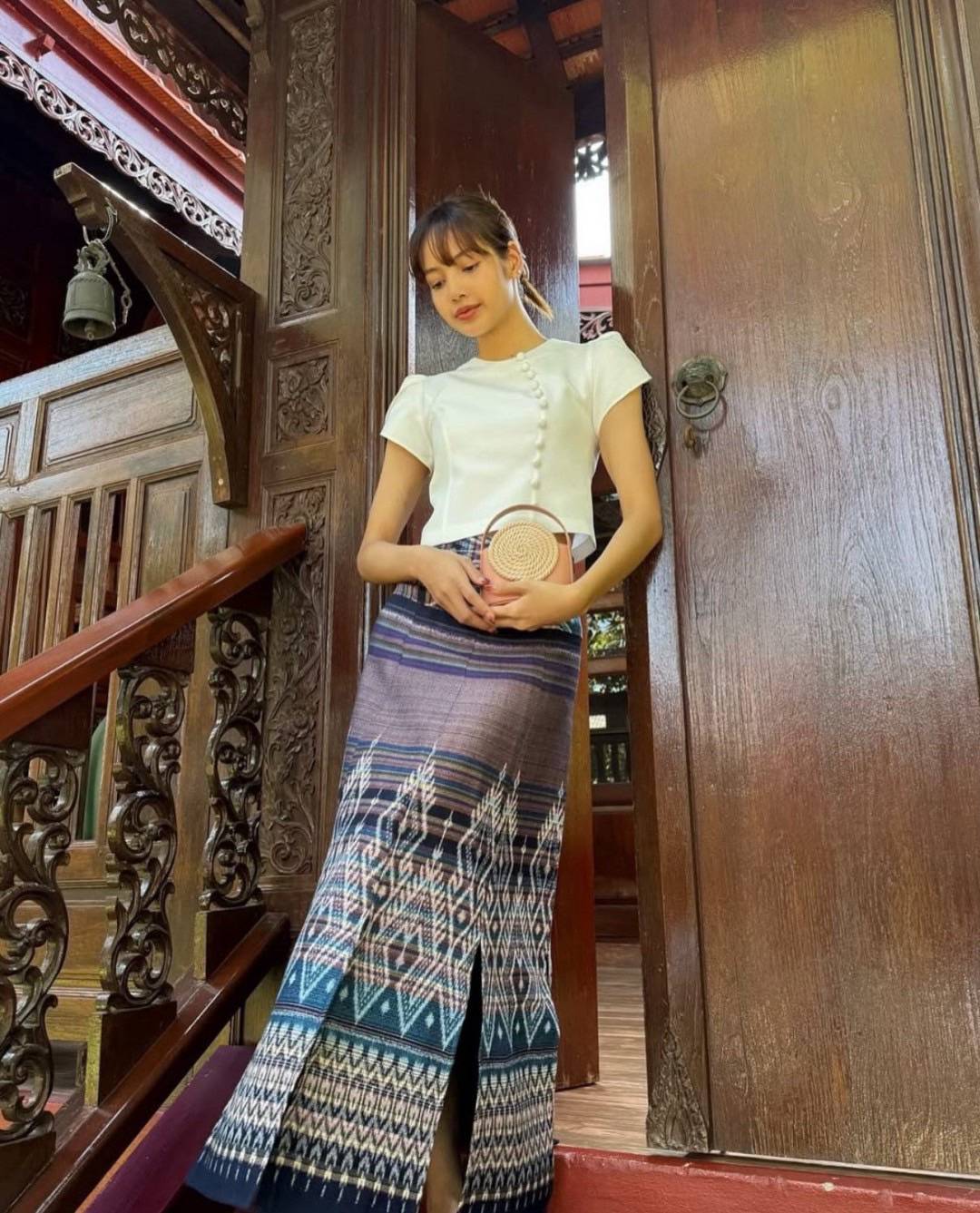 𝐍𝐞𝐰 𝐀𝐫𝐫𝐢𝐯𝐚𝐥𝐬 🎀 LALADA (ลลดา)🥰พร้อมส่งคอลผ้าไทย ลิซ่ามาแล้วค่ะ แบบใหม่ •Detail : set 2 ชิ้นเสื้อสีขาวแต่งกระดุมหน้า ซิปหลังตัดเย็บอย่างดีมีซับใน + กระโป