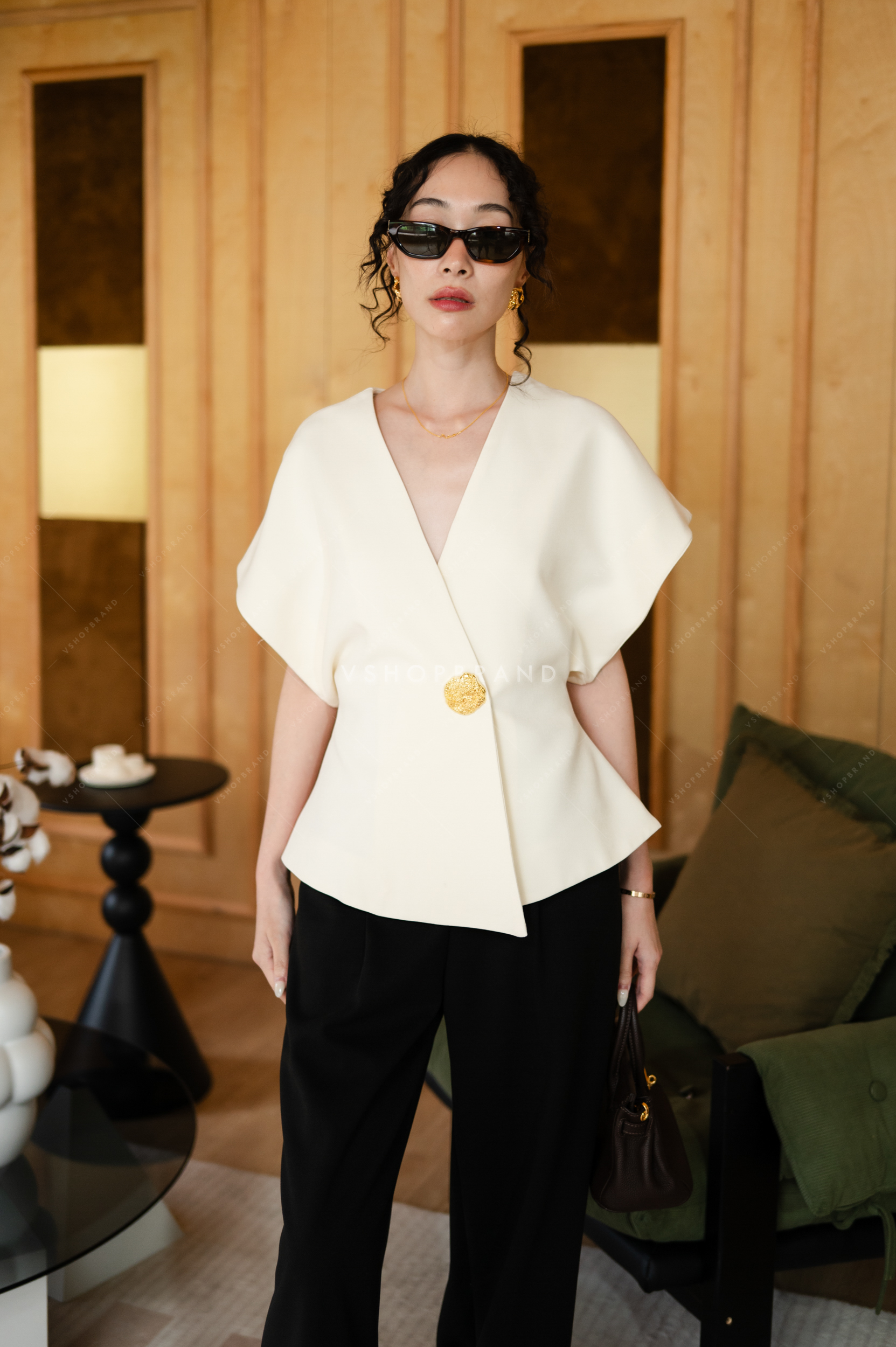 เสื้อแขนทรงแขนไหล่ล้ำกระดุมทอง