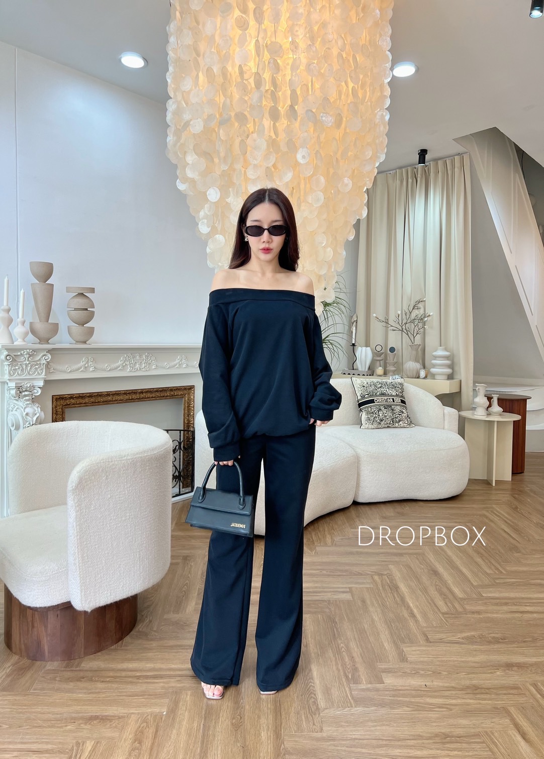 เซทรุ่นนี้งานมาใหม่เป็นเสื้อปาดไหล่แขนยาวมาคู่กับกางเกงขาม้าเนื้อผ้าคอตตอนยืดผ้าไม่หนาใส่สบายใส่เป็น AirPodsลุกขึ้นเครื่องหรือว่าใส่ถ่ายรูปคาเฟ่เก๋เก๋