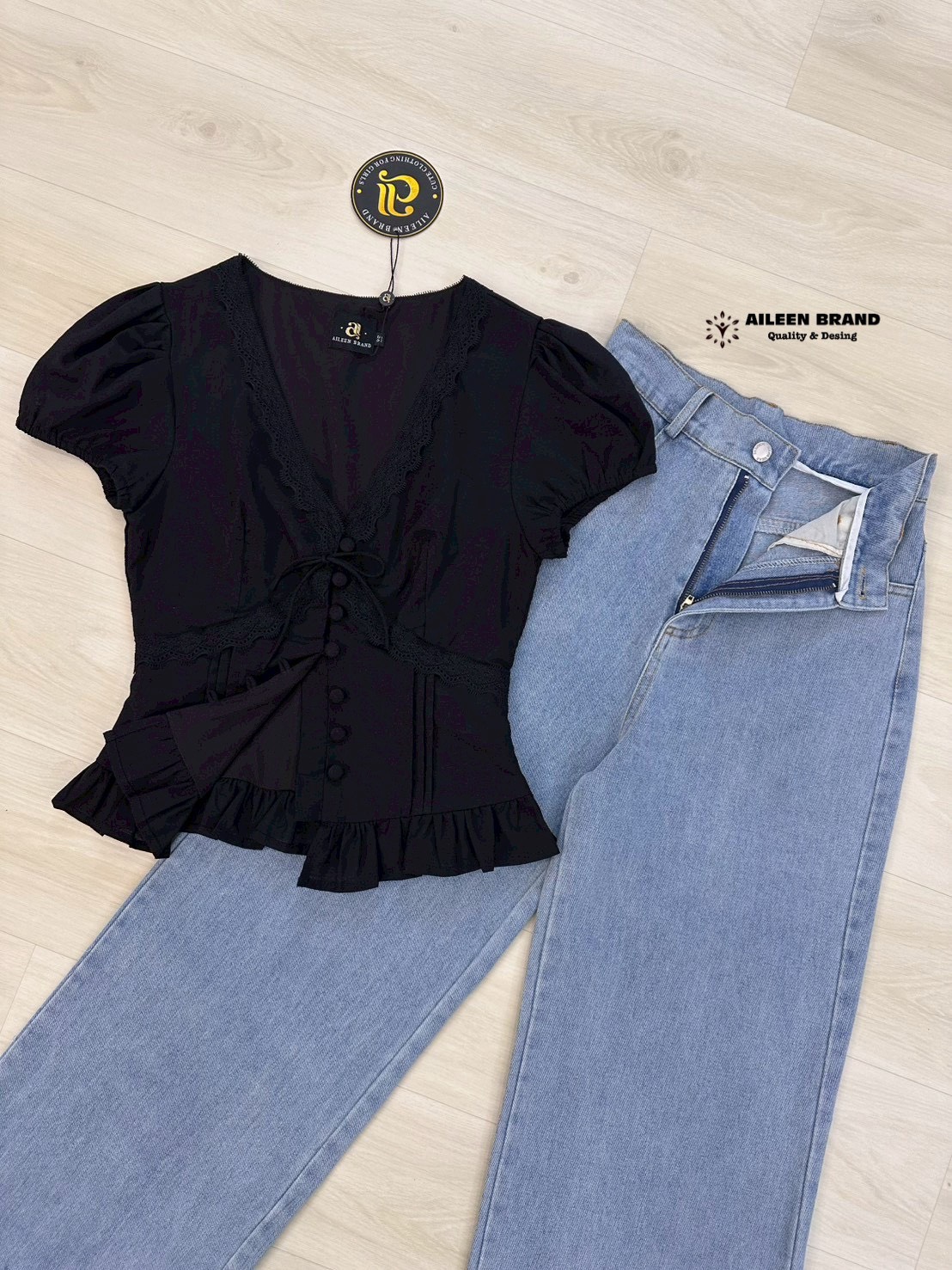 Set2 ชิ้นเสื้อแขนตุ๊กตาคอวีสีดำ แต่งกุ้นลูกไม้สีดำช่วงคอและตัว แต่งโบหน้า และกระดุมสามารถใช้งานได้จริง จับจีบระบายชายเสื้อ มาพร้อมกางเกงยีนส์ขายาว กระเป๋าหลังแต่งลายสกรีนทั้ง2 ข้าง ใส่คู่กันลงตัวพอดีเป๊ะ สาวๆห้ามพลาดเด็ดขาด