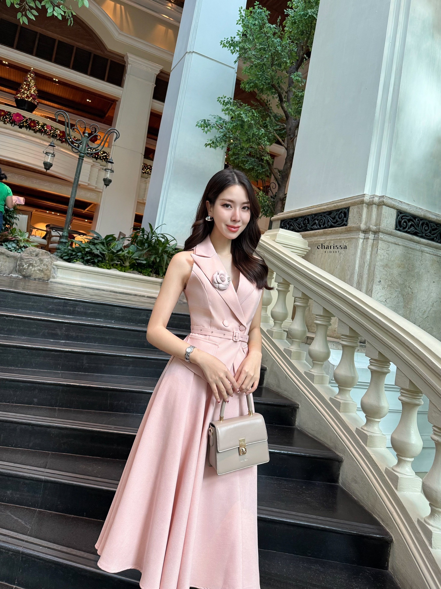 เซ็ทเสื้อแขนกุดทรงเข้ารูปมาพร้อมกับกระโปรงทรงยาวพริ้วว แถมฟรีเข็มขัด ทั้ง3 ชิ้นใช้ผ้าเดียวกันในการตัดเย็บ ตัวเสื้อเก็บทรงเข้ารูปสวยมากก กระดุมปั้มติดได้จริง2เม็ด แต่งกระเป๋าหลอกซ้ายขวา กระโปรงมีซับในอย่างดีเอวเป็นซิปเอวสูงไม่สม้อค ผ้าดีมากกก ใส่ทำงานหรือไ