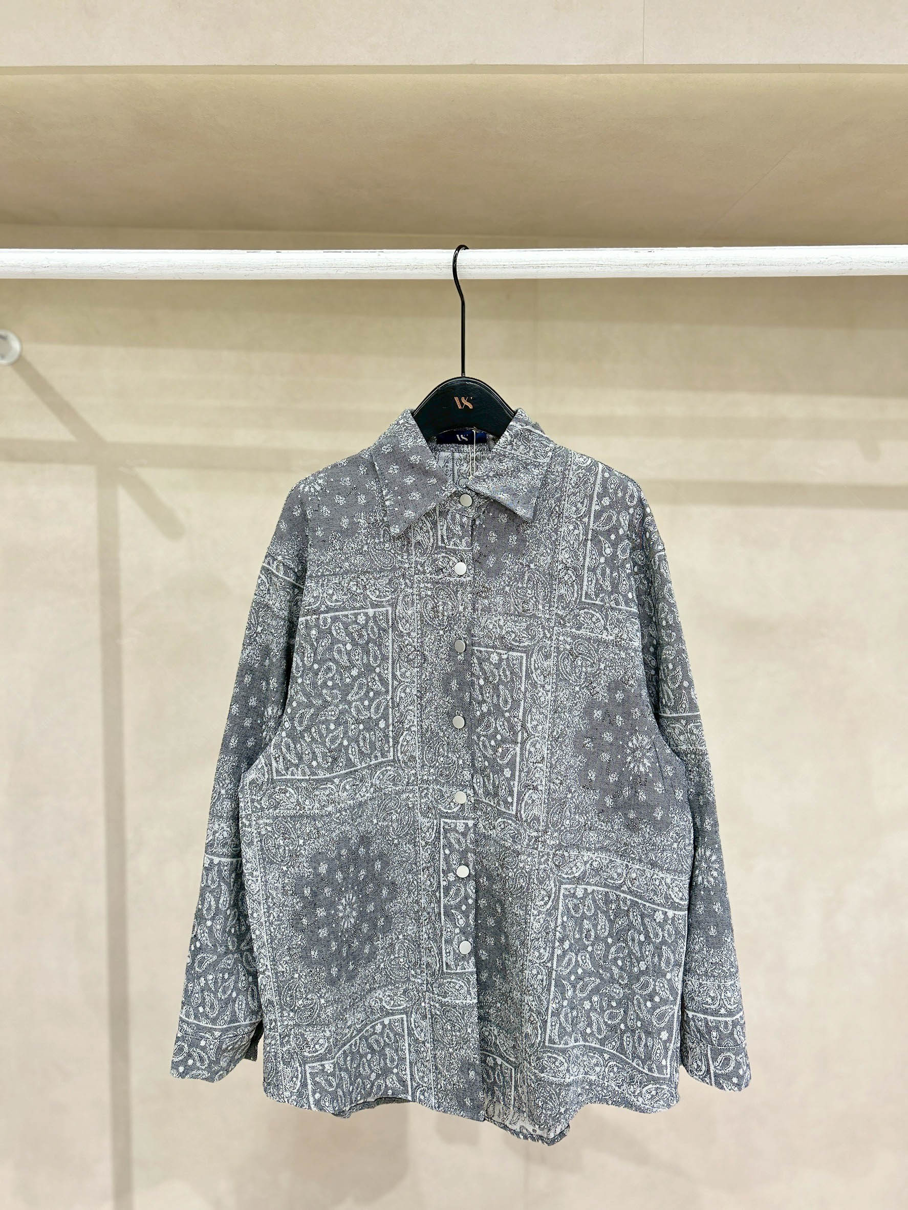 เสื้อแขนยาวลายนํ้าติดเพชร