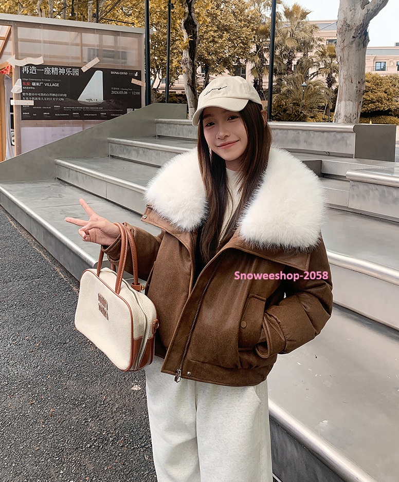 แค่ใส่ก็ได้ลุค “Luxury Winter Girl” แจ็คเก็ตดาวน์ปกขนเฟอร์ ทรงโอเวอร์ไซส์สุดเก๋ กันหนาวติดลบได้จริง ใส่ถ่ายรูปก็สวยปัง! มี 6 สี เลือกแมทช์ได้ทุกสไตล์