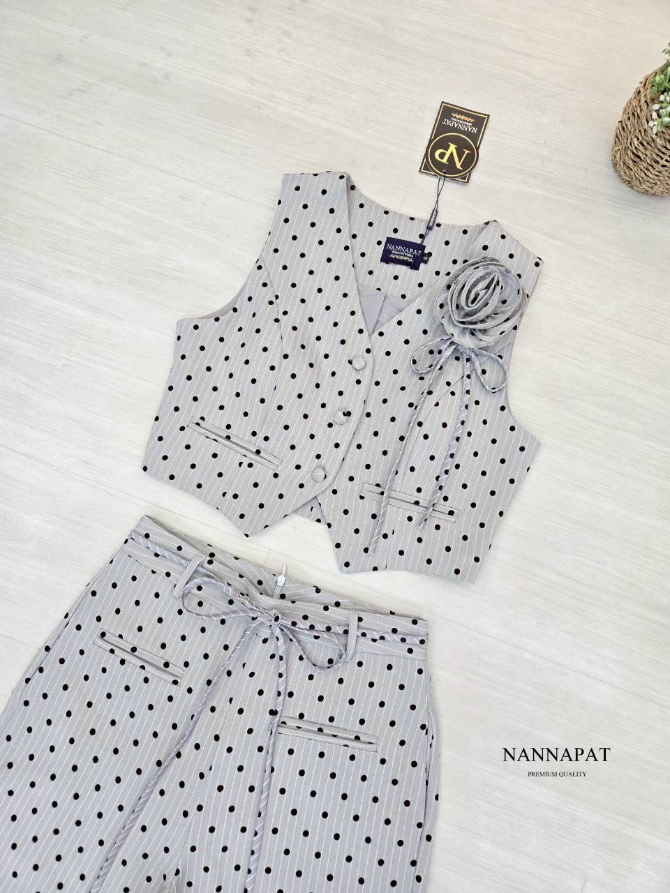 ชุดเซ็ท TAG :: NANNAPAT (NP) งานผ้าสูทสูทลายทาง พิมพ์จุดดำนูนๆ เสื้อทรงเก๋ ดอกไม้สามารถถอดได้นะค กางเกงก็ทรงสวยสับมาก