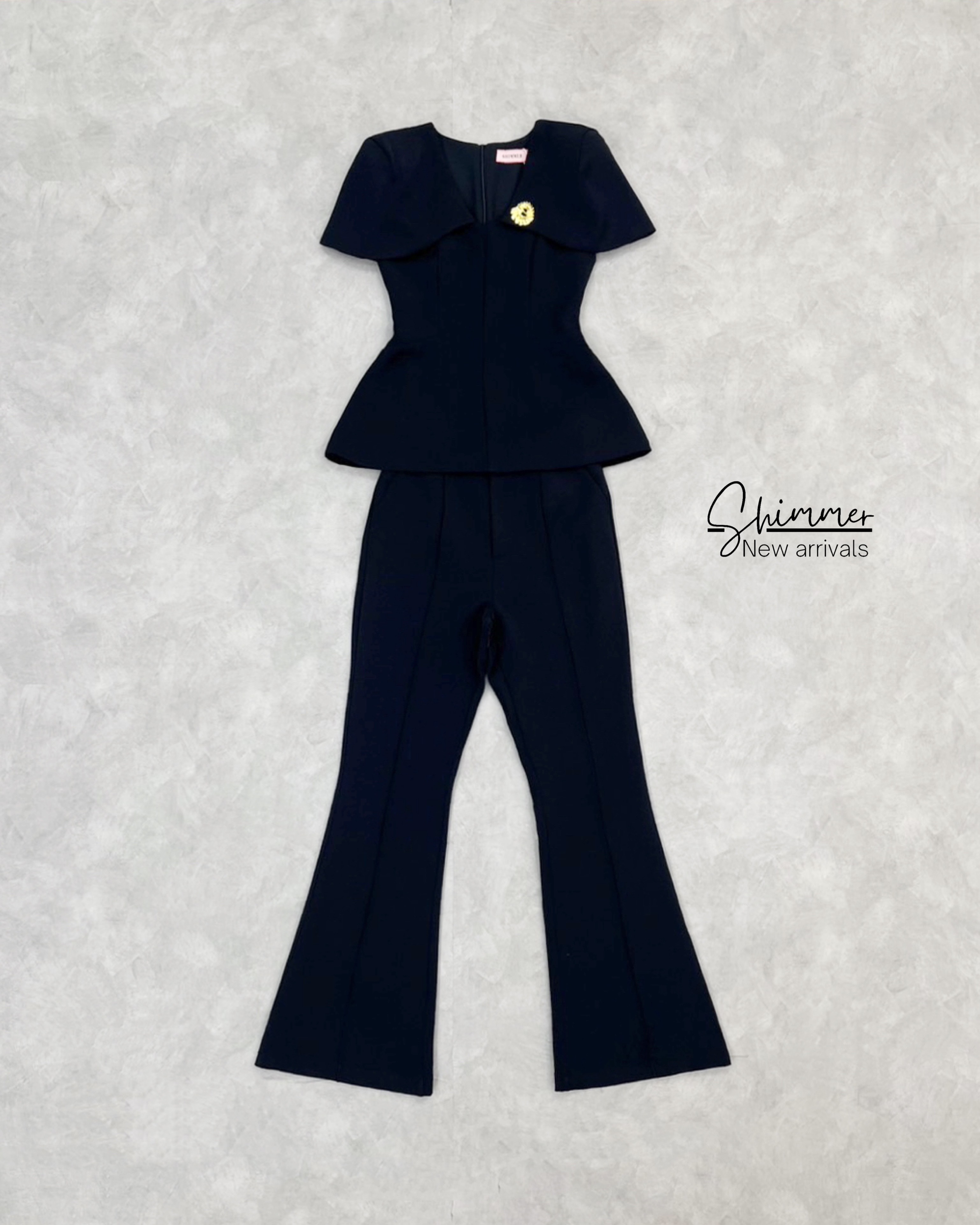 เสื้อคอวีดีไซน์แขนคลุมไหล่แพทเทิร์นสวยเข้ารูปแต่งด้วยเข็มกลัดโลหะทอง แมทช์คู่กับกางเกงขาม้าทรงสวย เนื้อผ้าโพลีเอสเตอร์มีน้ำหนักทิ้งตัวเก็บทรง ให้ลุคสวยหรูแก่ผู้สวมใส่