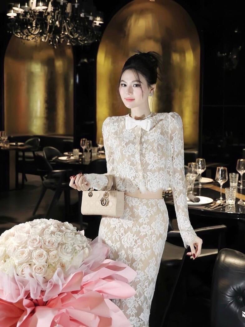 เซตลูกไม้ลายดอกกุหลาบทรงใหม่สวยมากเสื้อคอกลมแขนยาวซีทูติดกระดุมแป๊กด้านในแต่งโบว์มีซับในสีเนื้อกระโปรงสอบยาวผ่าหลังมีซับในถึงปลายชุดสวยหรูดูแพงงานคุณภาพเกรดพรีเมี่ยม1:1 คัทติ้ง และ แพทเทริน์เป๊ะ ค่ะ น่ารักฝุดๆไปเลยค้ารุ่นนี้มิกซ์กับรองเท้าส้นสูงเครื่องประ