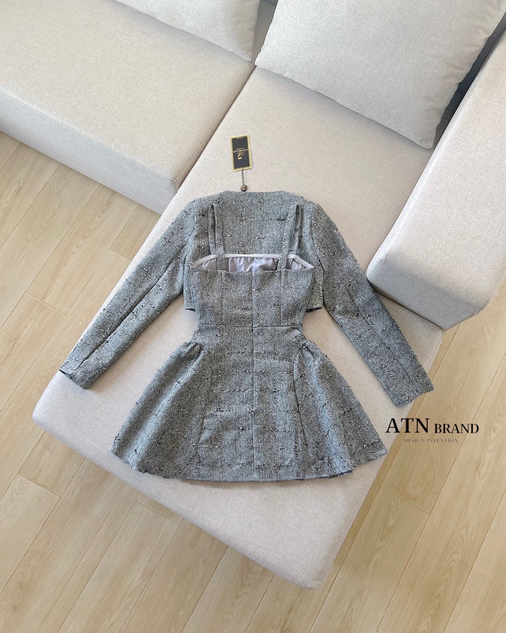 ชุดset 2ชิ้น เสื้อสูทครอปแขนยาว+มินิเดรสผ้าทวิตแต่งดิ้นเงิน สุดหรู อกเสริมฟองน้ำ มีซิลิโคนกันลื่นรอบหน้าอก ซิปหลัง ซับในอย่างดี จะใส่ไปงาน ไปเที่ยว ดินเนอร์ สวยจบได้ในชุดเดียว ต้องมีติดตู้ไว้เลยนะค่า