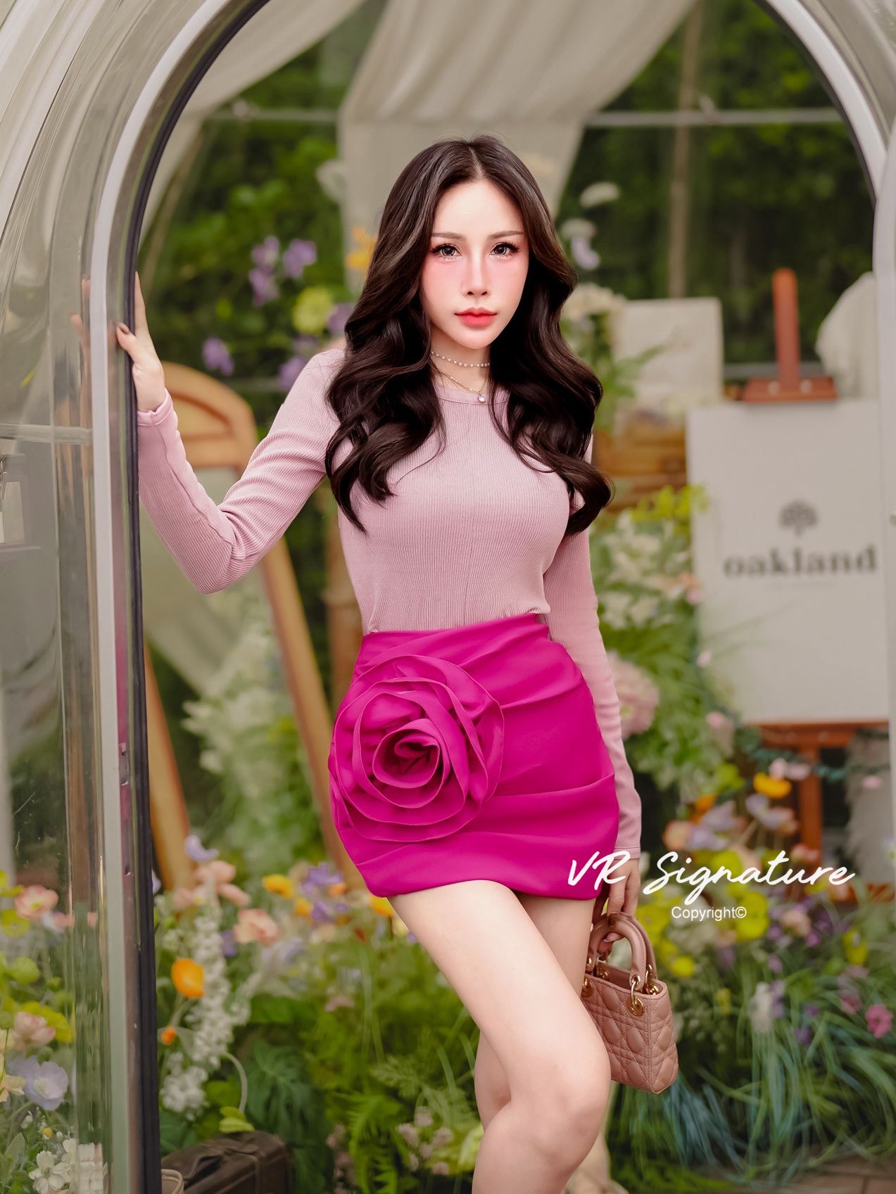 Set Jumpsuit ขาสั้น แขนยาว เนื้อผ้าร่องยืดหยุ่นเข้ารูป ซิปด้านหลัง เนื้อผ้าหนา แมทช์กับกระโปรงสั้นจับจีบด้านข้าง ทรงเฉียงเล็กน้อย แต่งดอกไม้3D ดอกใหญ่เป็นเข็มกลัด สามารถถอดออกได้ค่ะ เนื้อผ้าหนา เป็นทรงสวย มีซับใน สามารถแยกแมทช์ได้อีกเยอะเลยค่ะ ต้องมีติดตู