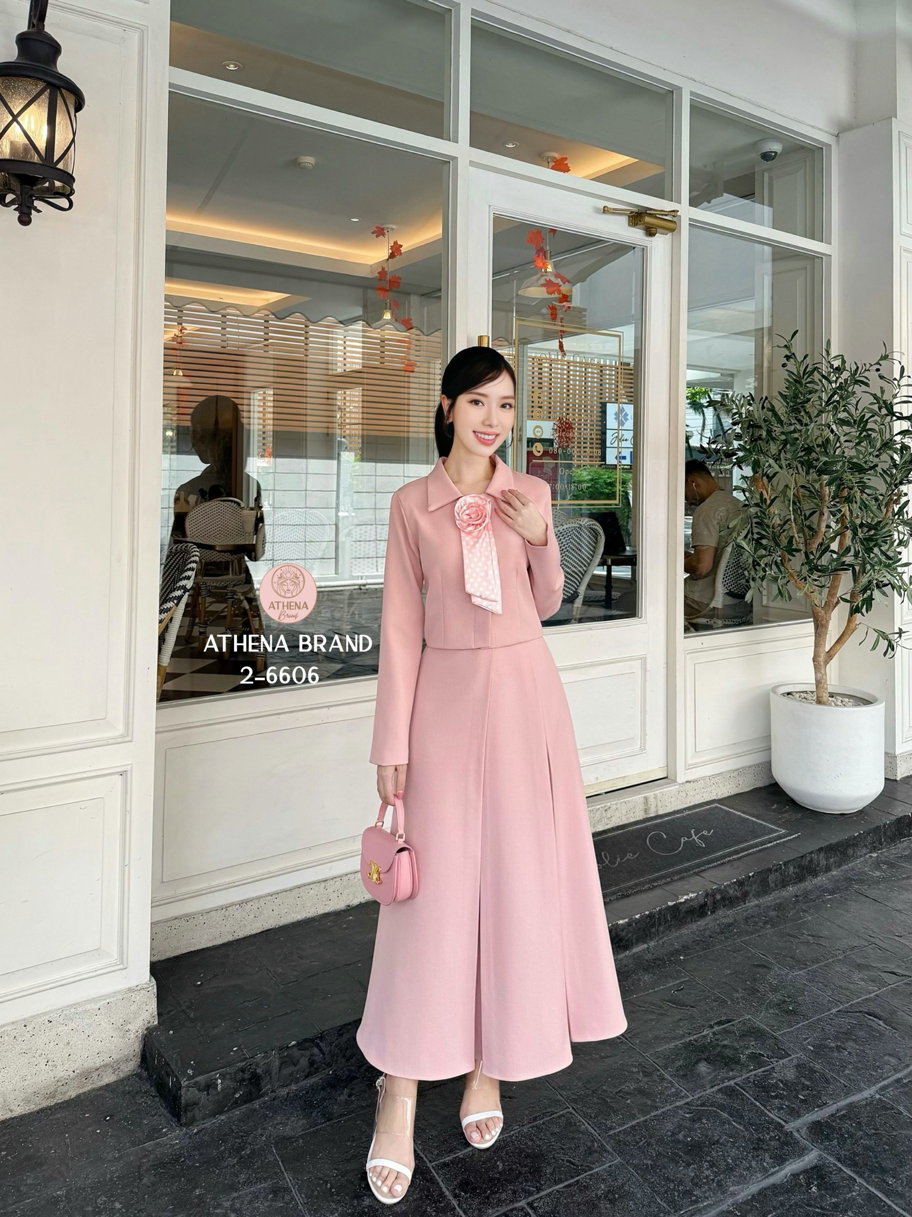 Tag 🔖 :Athena (อธีน่า) Brand Detail :: เสื้อ+กระโปรง+เข็มกลัดดอกไม้ Set 3 ชิ้น เสื้อสูทแขนยาวคอปกดีไซน์ด้านหน้าแต่งกระดุมเรียงสามารถแกะใช้งานได้จริง ตกแต่งเข็มกลัดดอกไม้(สามารถถอดออกได้)ช่วงไหล่เสริมฟองน้ำให้ดูสง่า แมตช์มาคู่กับกระโปรง มีกระเป๋าใช