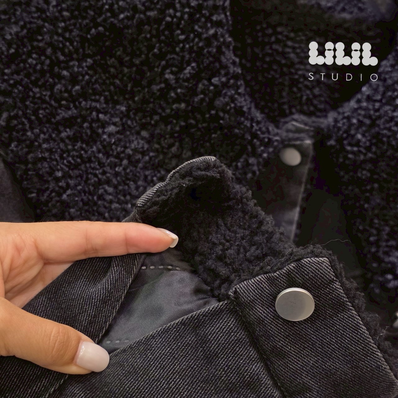 Denim Jacket🐨 แจ็คเก็ตผ้ายีนส์ปกใหญ่ ด้านในขนนุ่ม ดูมีสไตล์ ขนาดพอดีตัว อุ่นๆ กระเป๋าข้าง รุ่นนี้ขอบอกทริปไปเที่ยวได้ใส่แน่