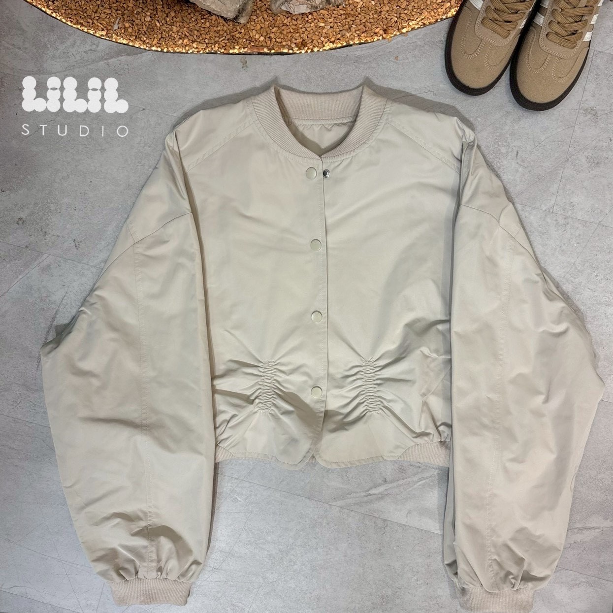 แจ็คเก็ตครอปทรงบอมเบอร์ ดีไซน์มินิมอล เนื้อผ้าพรีเมียมนุ่มเบา จะเท่ก็ได้ หวานก็ดีค่ะ