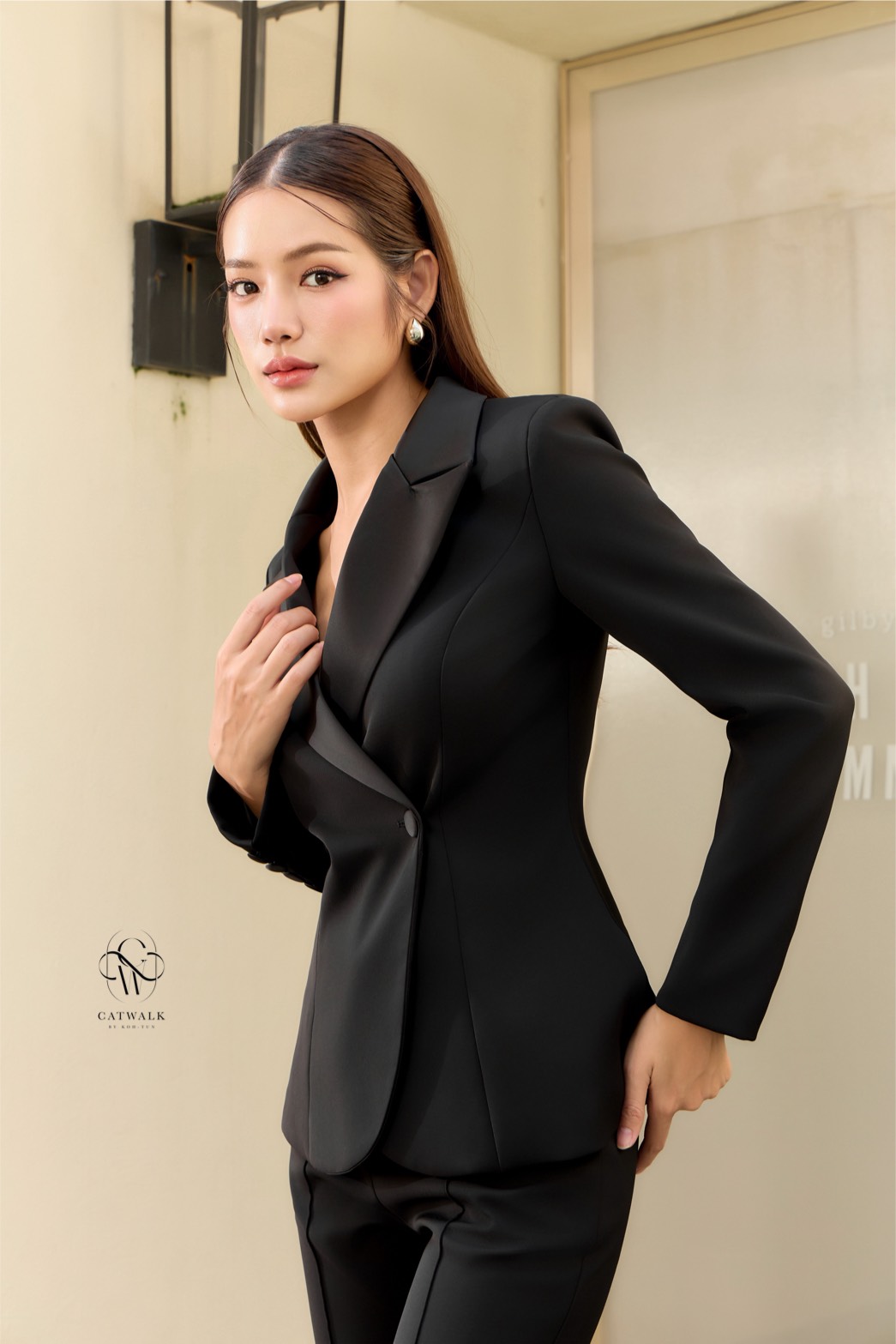 เซตสูทปกเลื่อม+กางเกงทรงสวย เนื้อผ้าเกรดเอ เนื้อนุ่มเป็นทรงใส่สบาย ตัวเสื้อสูทเป็นทรงเข้ารูป ช่วงปกใช้ผ้าเครปกึ่งเงา ใช้กระดุมปั๊มตามโทนสีชุด มาคู่กับกางเกงเอวสูงทรงขาม้า ใช้เนื้อผ้าเดียวกับตัวสูท มีกระเป๋าทั้ง 2 ข้างป้ายCATWALK BY KOH-TUN