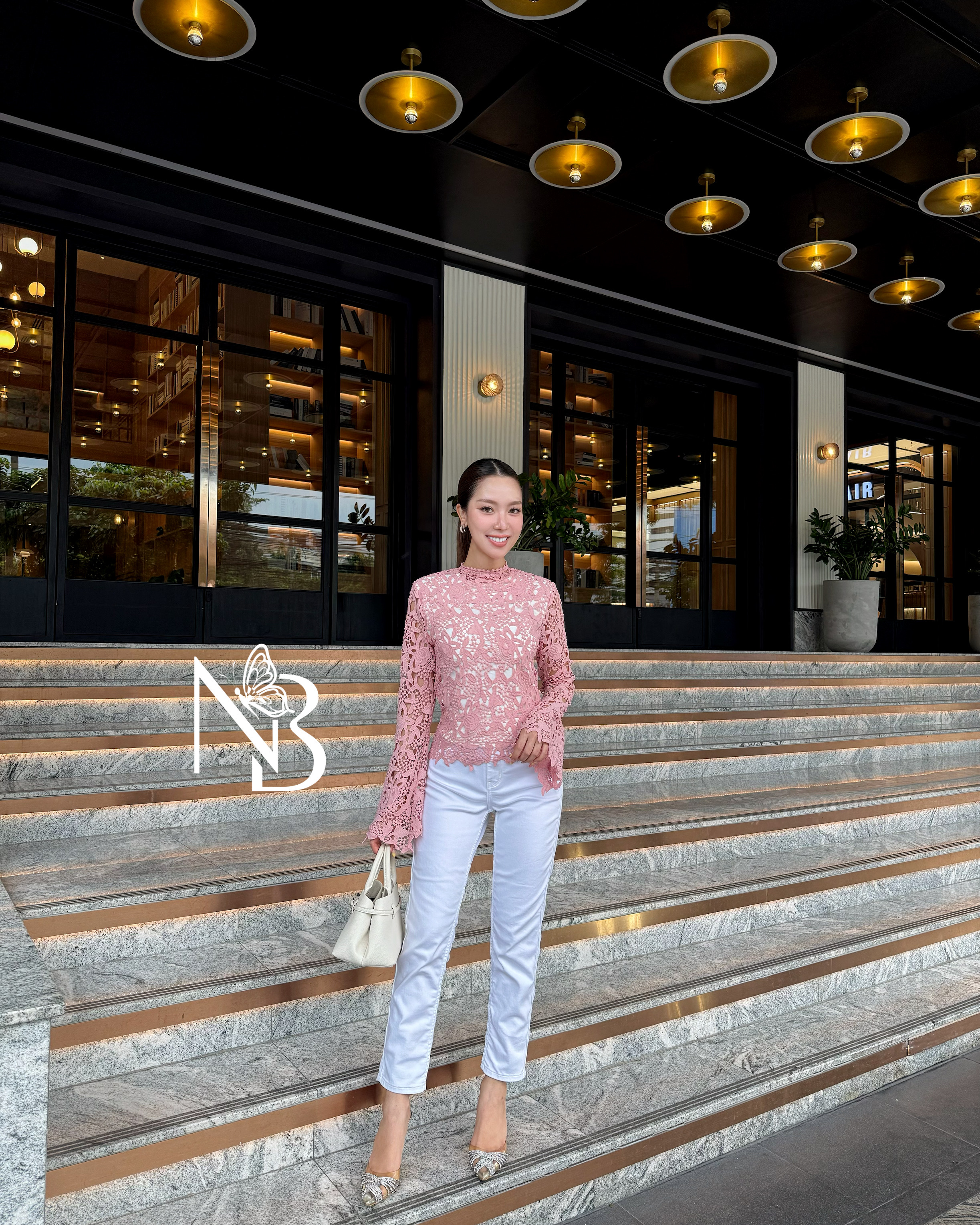 Label :: #NABIBRAND Code :: C-0022 Detail :: เสื้อลูกไม้ทรงคอเต่าแขนยาวแบบบานออก ชายระบาย มีซับในผ้าคอตตอน มีฟองน้ำเสริม มาด้วยกัน 2 สี สีฟ้าและสีขาว ชุดเข้าพรรษา ทอดกฐิน งานบุญ งานวัด งานเทศกาลไทยต่างๆ ใครที่มีกระโปรงผ้าถุงที่บ้านอยู่แล้ว อยากได้แค่เสื้อ