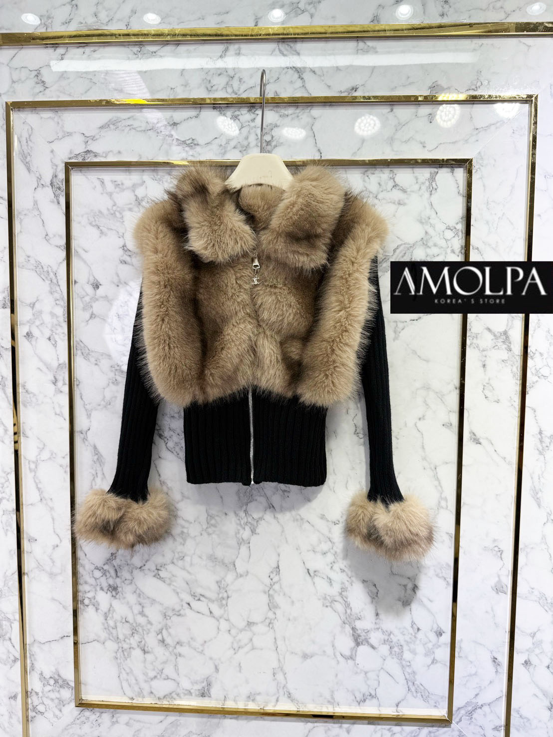 JACKET CEL ขนเฟอรร ซิปหน้า มีอะไหล่LOGO ห้อยตุ้งติ้ง งานสวย พื้นจะเป็นผ้าร่องใหญ่ทอแน่น แต่งปกคลุมด้วยเฟอร์ช่วงหน้าอกและปลายแขนมิ้ง เนื้อผ้านิ่มมากกกกก หนานุ่มแน่น.... งานน่ารักมาก ผ้าใส่สบายมากกกก เนื้อผ้าดีมากๆค่ะค๊าลูกค้า ใส่แล้วไม่ร้อนระบายความร้อนได้