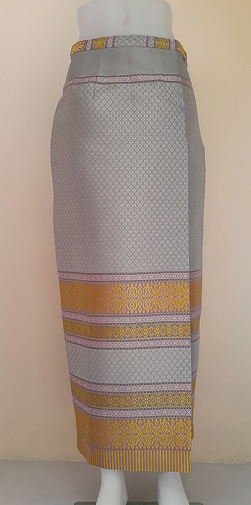 ผ้าถุงไหมสำเร็จรูป (สีเทา ลายสุโขทัย) งานตัดเย็บประณีต อัดผ้ากาวตามสีของผ้าถุง เนื้องานดีเกรด A (รอบเอว 28 นิ้ว)