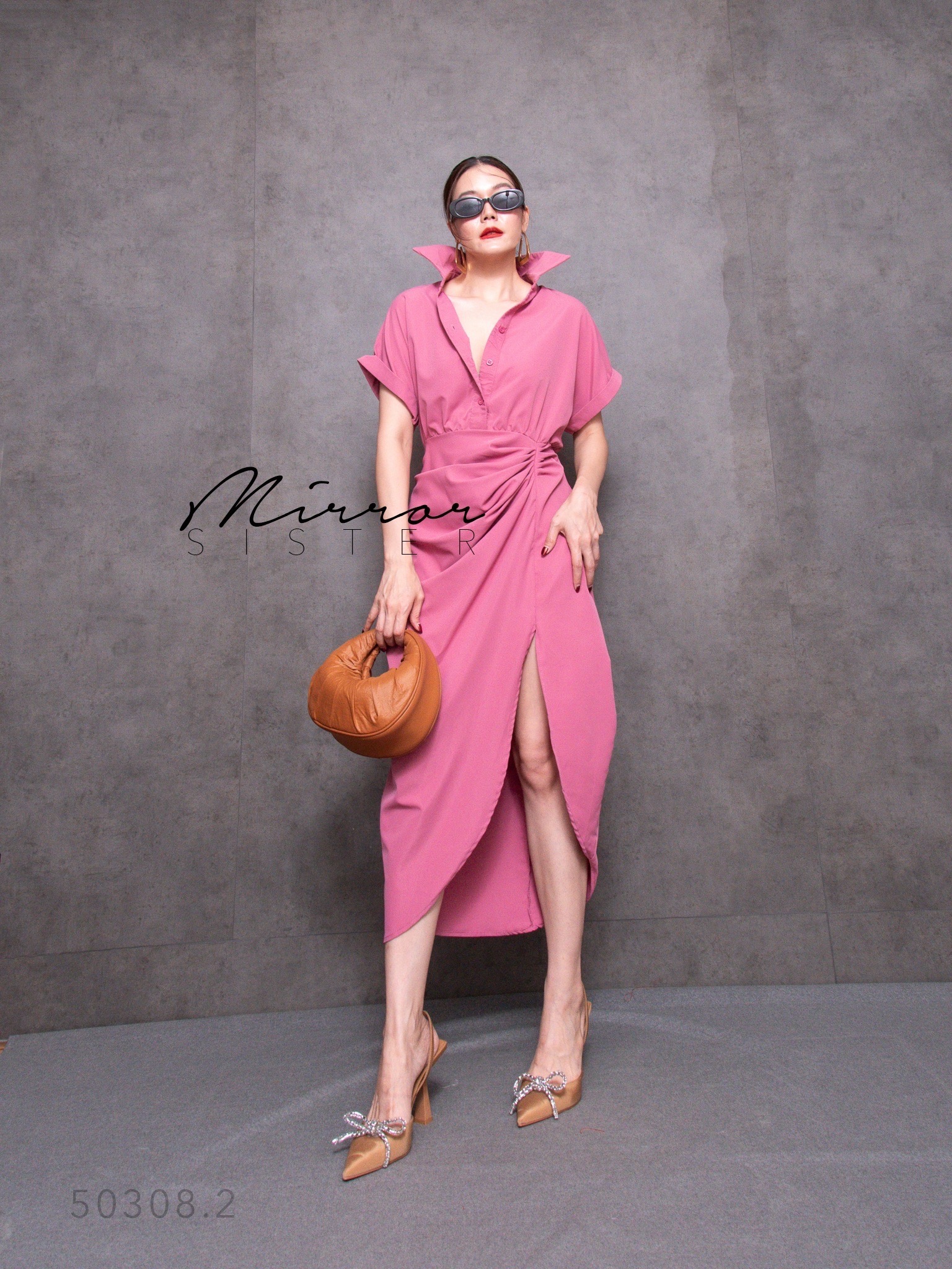 •MiRRoRSiSTER's MoXCie SHiRT DReSS•• เดรสเชิ้ตทรงสวย คอปกเชิ้ตแขนสั้นพับเบิ้ล มีกระดุมผ่าหน้าเปิดปิดได้ถึงช่วงเอว ด้านล่างเป็นกระโปรงทรงทิวลิปดีไซน์เก๋ มีดีเทลจับdrapแต่งย่นช่วงเอว ผ่าแหวกด้านหน้า ใส่ได้บ่อยหลายโอกาส ดูดีทุกสี