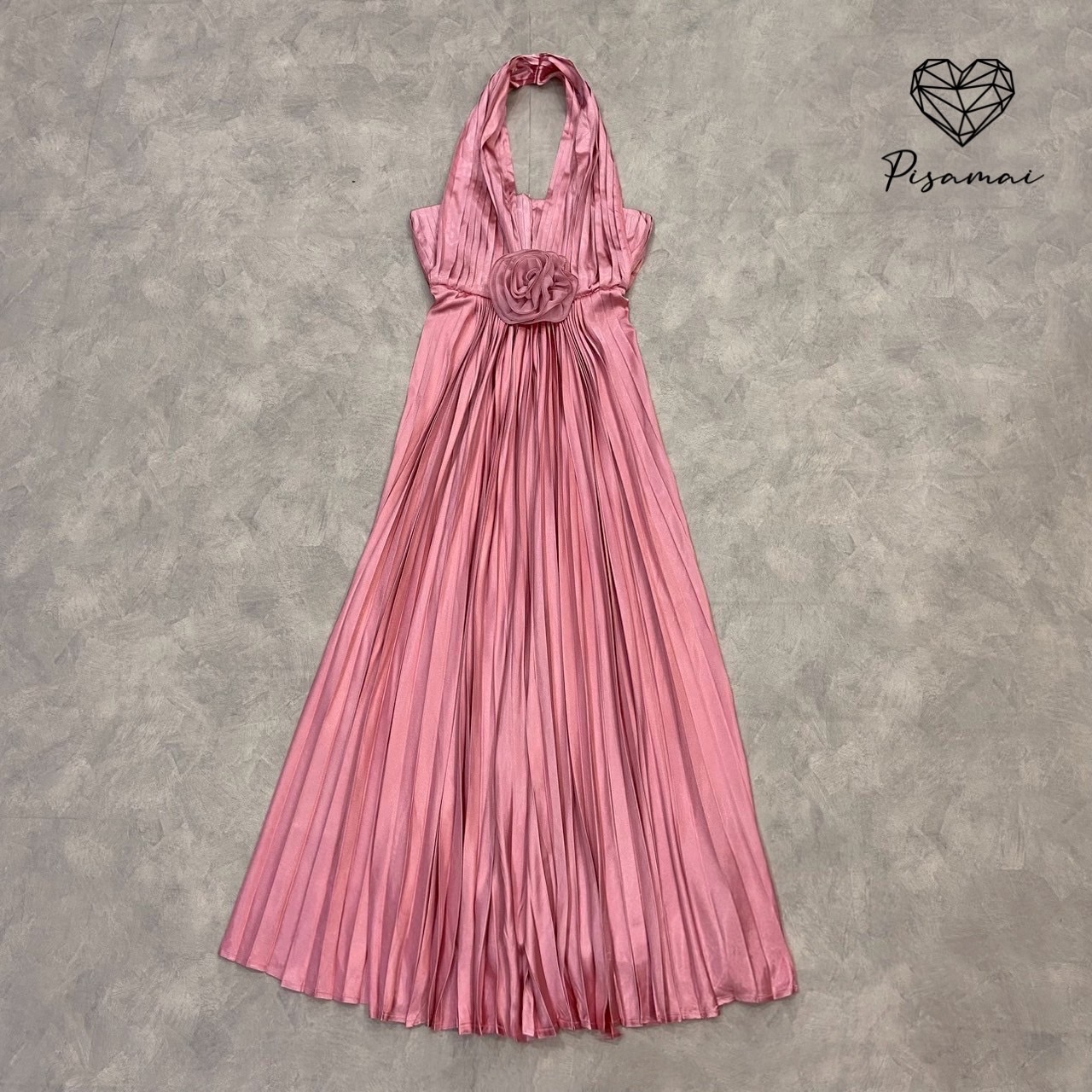 เดรสคล้องคอพลีตตัวยาวมาคู่ติดกับดอกไม้ใหญ่ทรงสวย หรู ดูแพง ใส่ไปงานแต่งแบบเฟียสๆ แกรมๆ ได้ไม่ซ้ำใคร#pisamaibrand #งานป้ายพิศมัย #งานตามหา #ชุดไปงาน #ชุดไปงานแต่ง #ชุดเพื่อนเจ้าสาว #ชุดเพื่อนเจ้าสาวราคาถูก