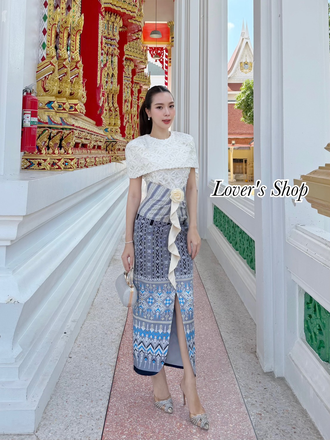 Lover’s Shop Detail : เซ็ทชุดผ้าไทยแบบฉบับสาวติดแกลมค้า สวยหวานละมุนลงตัวสุดๆ ไม่ต้องไปจับแม็ทเองค้า สวยยกเซ็ท ดีเทลตัวเสื้อเป็นทรงคลุมไหล่ ทรงเข้ารูปพอดีตัว ช่วงปกด้านหลังผ่าออก สามารถยกมือใช้งานได้สะดวกค่ะ ตัวเสื้อมีซับในอย่างดีค่ะ ใช้ผ้าลูกไม้เนื้อนุ่ม