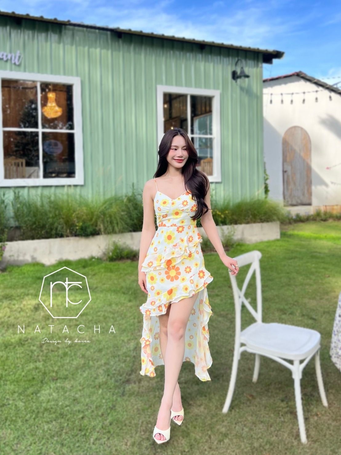 > > NATACHA < < เรียบหรู ดูแพง งานคุณภาพ !!! Detail : เดรสสายเดี่ยวดอกไม้สีโทนส้มเหลืองขับผิวมากกกก ใส่ถ่ายรูปคาเฟ่เชียงใหม่ปังสุดๆ กระโปรงบานๆ เนื้อผ้าซีฟองซับใน3ชั้น งานสวยมากๆๆค่า ลุคเจ้าหญิงเดินสวนดอกไม้มากก Color : Original ตาม Shop งานป้