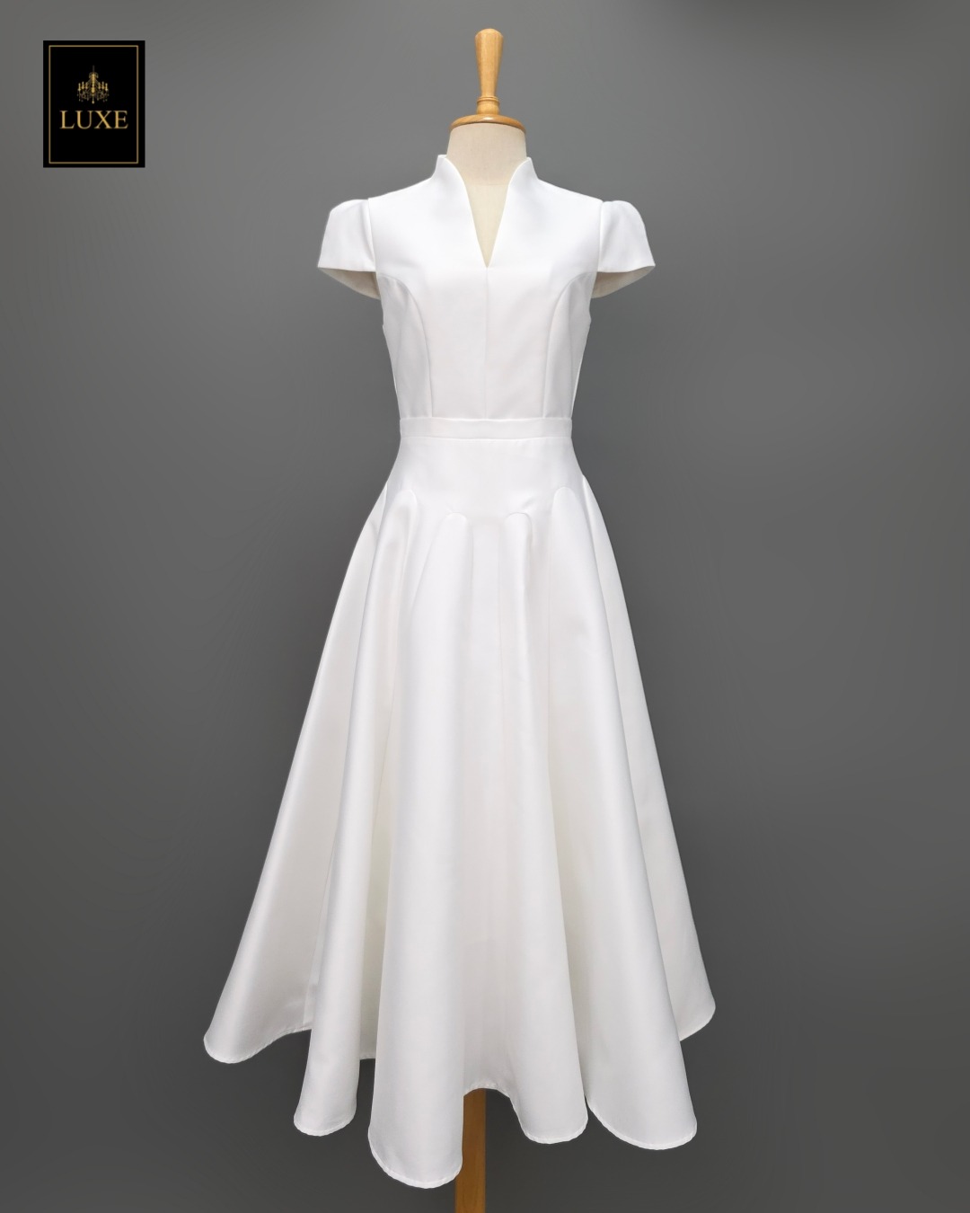 Label : LUXE ☑️เดรสเสื้อคอตั้ง แขนสั้น กระโปรงบาน ☑️ทำจากผ้าไหมดัตเชส ผ้าเนื้อดี เป็นทรง ใส่สบาย คัตติ้งประณีต ☑️ มีซิปซ่อนและซับในเต็มตัว