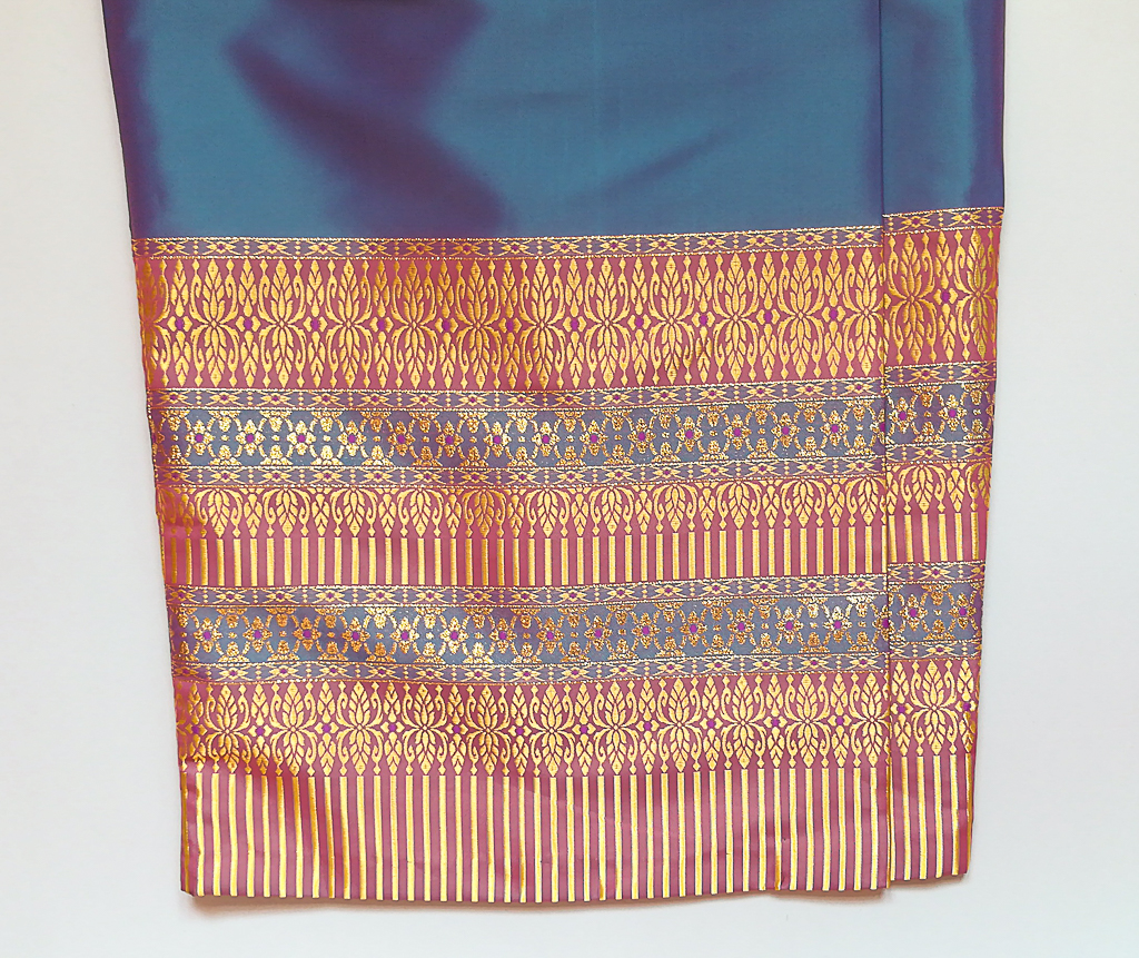 ผ้าถุงไหมสำเร็จรูป (สีน้ำเงินอมม่วง) งานตัดเย็บประณีต อัดผ้ากาวตามสีของผ้าถุง เนื้องานดีเกรด A (รอบเอว 28 นิ้ว)