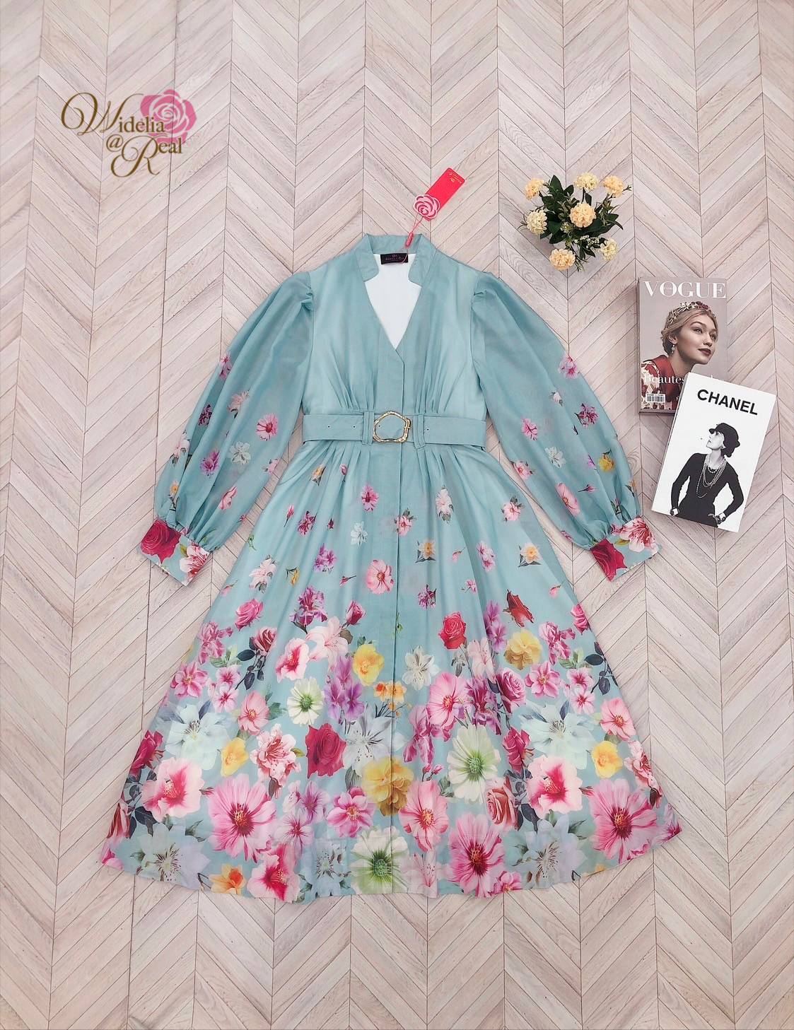Dress เดรสตัวยาว คอวี แขนยาวพองทรงสวย มีเข็มขัดเพิ่มความกระชับ กระโปรงยาวพริ้วสวย พิมพ์ลาย ดอกไม้ เนื้อผ้าอย่างดี งานเกรดพรีเมี่ยม คัตติ้งสวย แนะนำเลย รับรองใส่ออกมาไม่ผิดหวัง บอกเลยห้ามพลาดเด็ดขาดงานดีงานสวยจริงต้อง Widelia @ Real