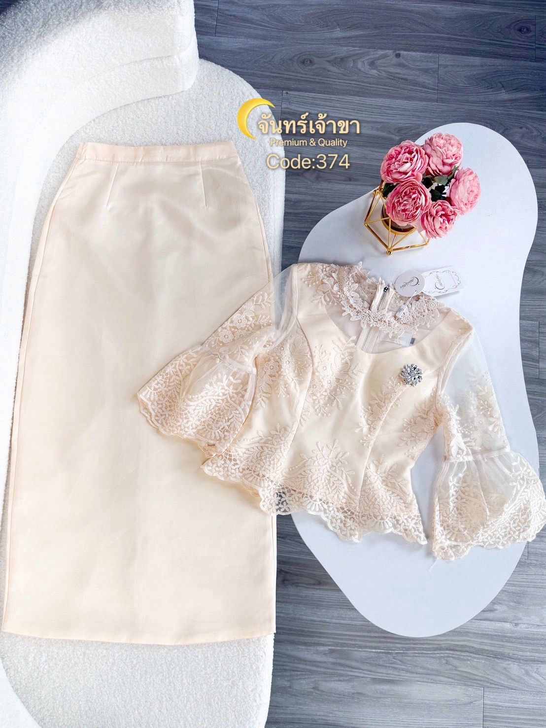 ชุดเซตลูกไม้+ผ้าถุง เรียบหรูดูแพง เนื้อผ้าดีมาก เสื้อลูกไม้สวยหรู มีเข็มกลัดติดที่หน้าอก สามารถถอดออกได้ หน้าอกมีฟองน้ำ มีซับใน มีซิบด้านหลัง มาคู่ผ้าถุงทรงสวย มีซับในอย่างดี จะใส่ไปงานบุญ งานบวช งานแต่ง ชุดนี้เหมาะสมมาก หรอใส่ออกงาน ดูดีมาก