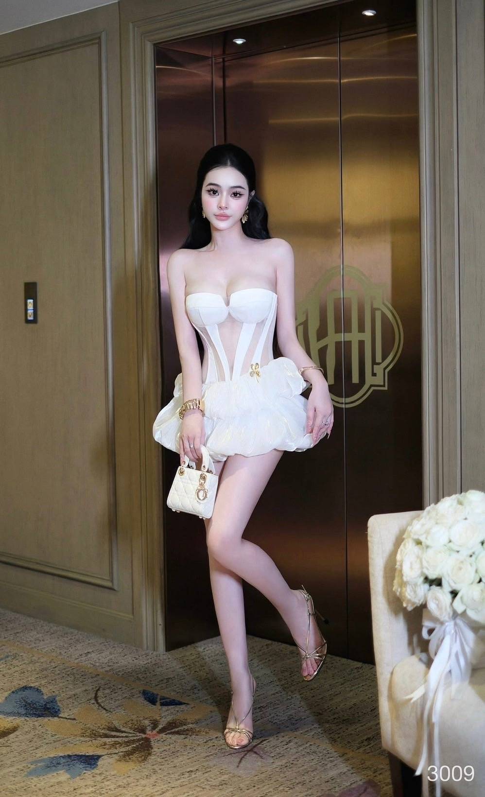 Brand 🎀✨Wink Pink Stores ✨ ✨เดรสเกาะอก สีหวานแต่!!!ทรงเซ๊กซี่สุดจึ้ง ช่วงหน้าอกเล่นผ้าซีทรูสลับเส้นโครงช่วงตัว กระโปรงผ้าทรงฟรุ้งๆเด้งๆเลยค่า