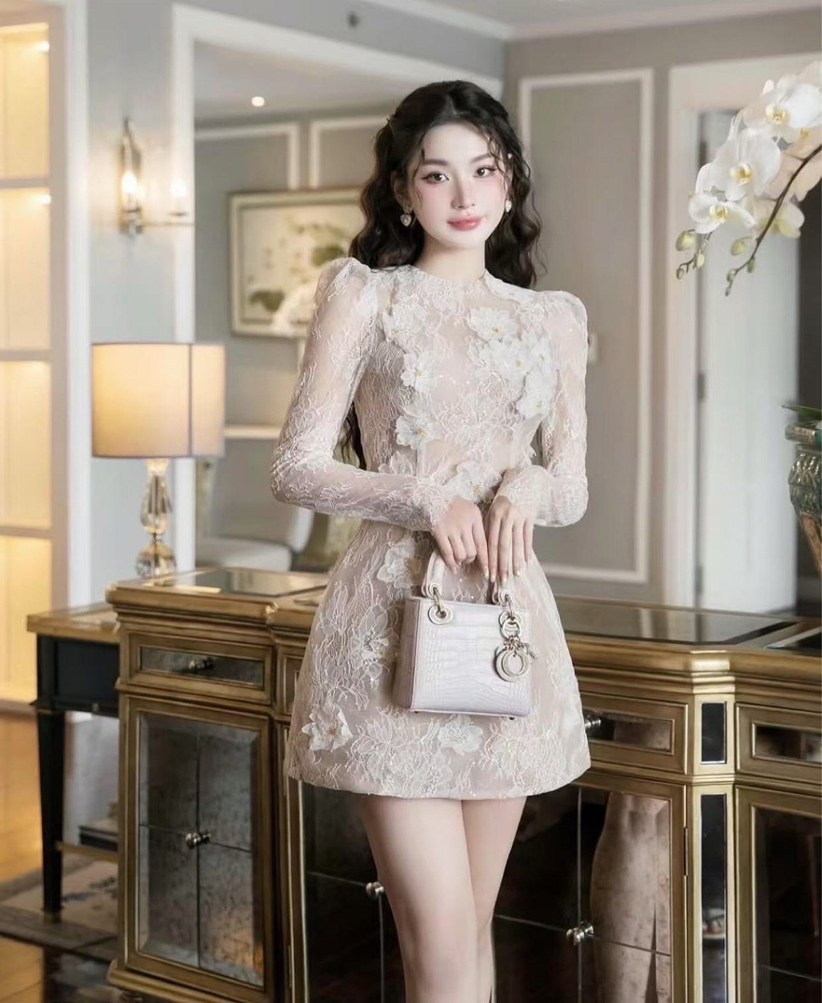 เดรสแขนยาวตัวสั้นสีขาวซับในสีครีม งานฉลุลูกไม้ทั้งตัว เรียบ หรู ดูแพง เป็น everydaylook ได้ทุกวัน ราคานี้มือต้องไวเลยค่า รุ่นนี้ใส่สวย ห้ามพลาดเลยค่า