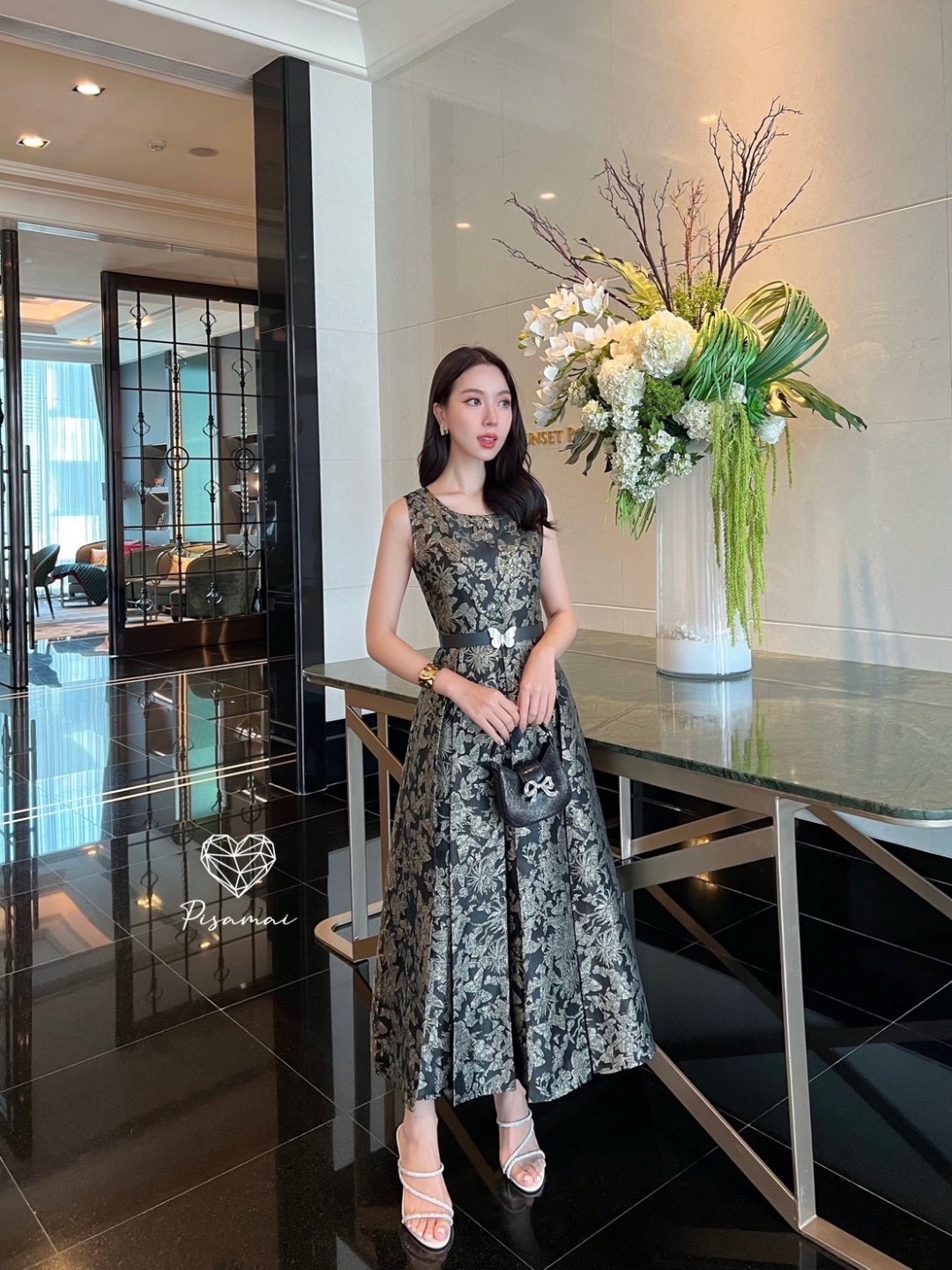 เดรสแขนกุดงานผ้าพิมพ์ลายดอกกราฟฟิกคอลใหม่ล่าสุด มาคู่กับเข็มขัดหัวผีเสื้ออะไหล่เงินเข้าเซ็ต ใส่สวยมาก ปังปุริเย้แน่นอนค่า ห้ามพลาดเลย ! 💯 การันตรีงานคุณภาพ คัดติ้งประณีต ใส่ใจทุกรายละเอียดอย่างดี