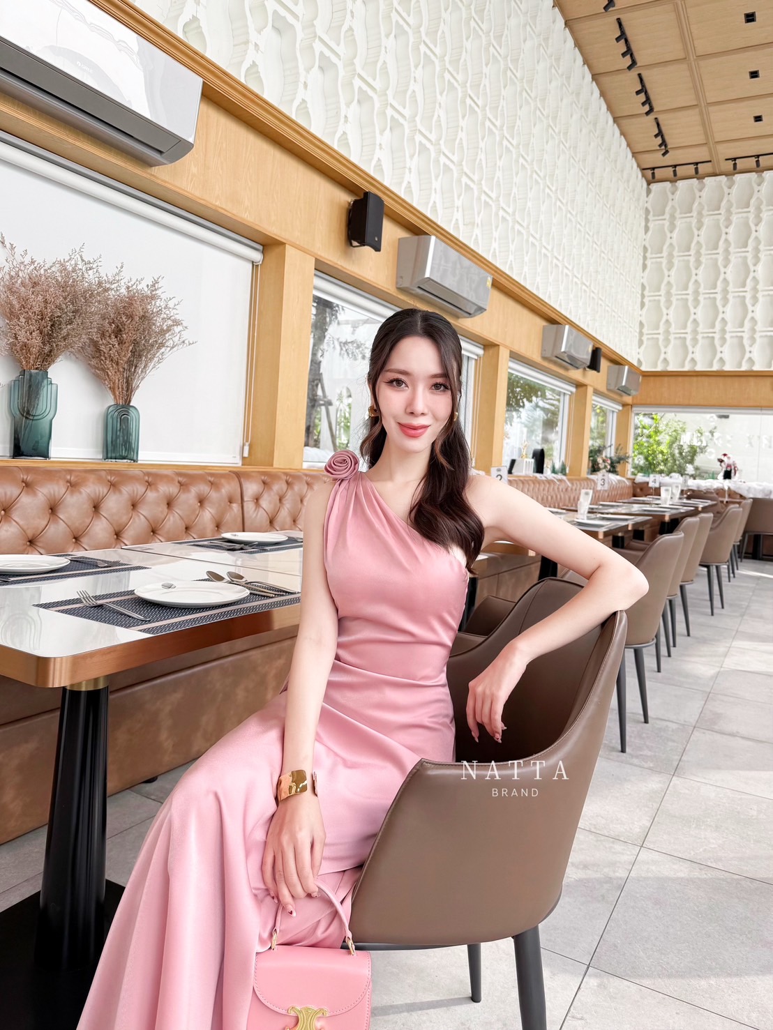 ชุดเดรสยาวปาดไหล่ข้างเดียว แต่งดีเทลเก๋ งานผ้าสีชมพูใส่แล้วขับผิวมาก มีเข็มกลัดดอกไม้ให้มากับชุด มีผ้าซับในอย่างดีไม่บางแน่นอน ใส่แล้วหุ่นเพียวมาก งานจริงสวยมากแนะนำค่าา