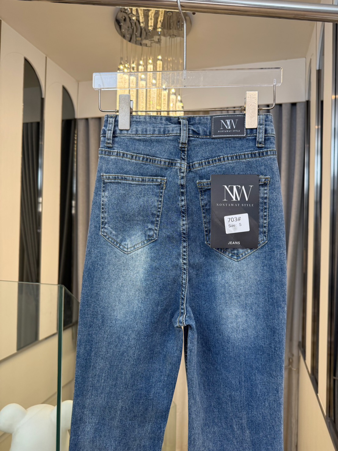 กางเกงยีนส์เอวสูงรุ่นใหม่ของทางร้าน ทรงขาม้าทรงแบบผู้ดี สวยมากก ฟอกสีเกร๋สวยแบบมาจากแบรนด์ในห้างเลยจ้า ผ้ายีนส์ยืด ใส่มากระชับขา ดูหุ่นดีสุดๆ ฟอกสีสวย ปังหนักมากกกก แมทกับเสื้อแบบไหนก้อดูปังจ้า