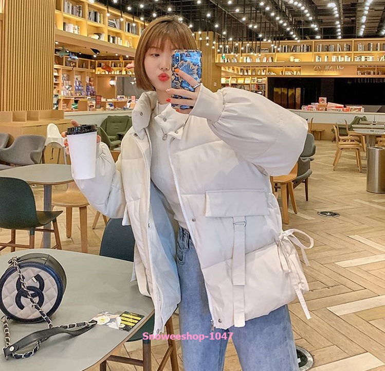 เสื้อขนเป็ดผู้หญิงบุนวมหนา แต่งโบว์ผูกข้างปรับขนาดได้ ปกคอสูงซิปกระดุม 2 ชั้น ใส่ติดลบได้ลบ 40 องศา